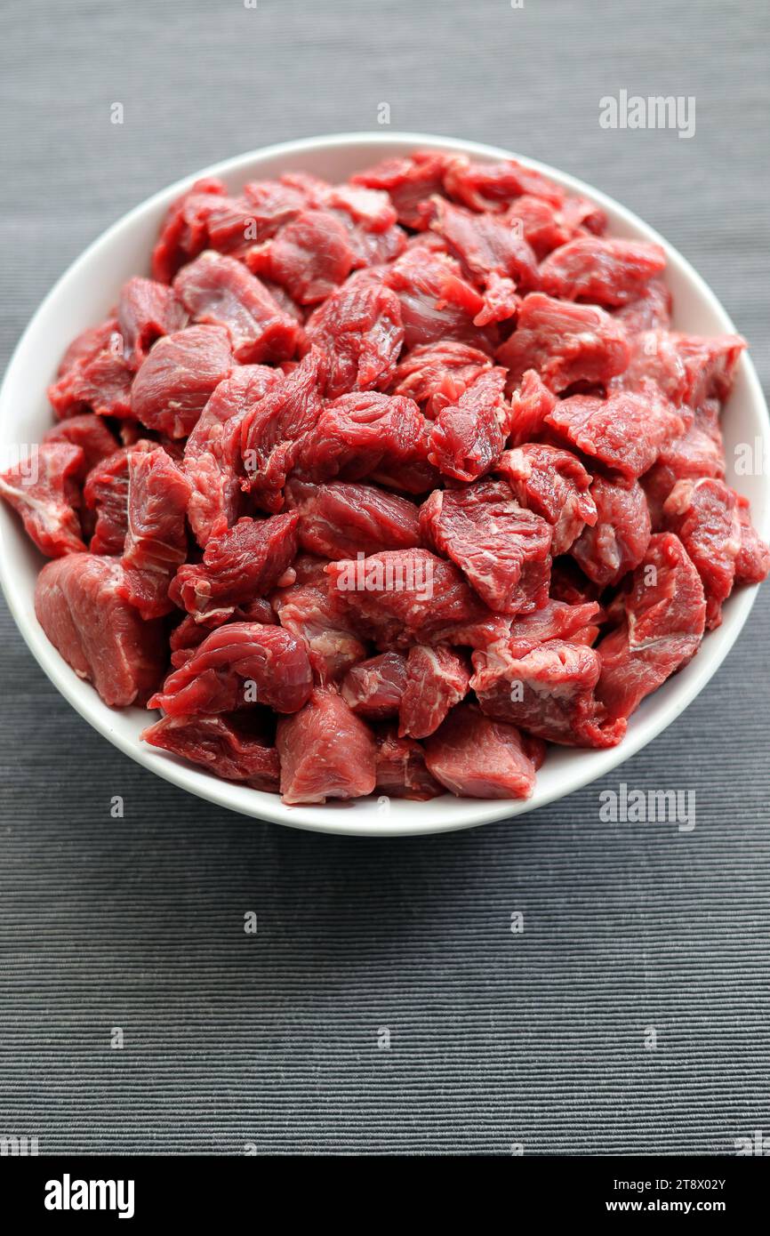 Frisches, rohes Rindfleisch, in Stücke geschnitten, für Gulasch vorbereitet und Platz für Text leer Stockfoto