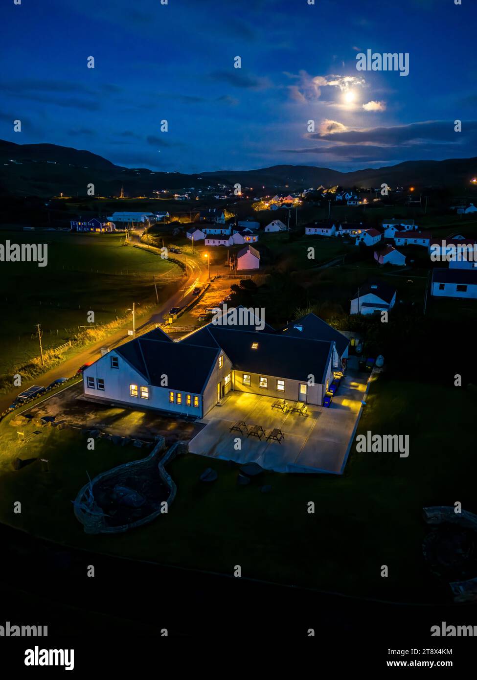 Nächtliche Luftaufnahme von Glencolumbkille in County Donegal, Republik Irleand. Stockfoto