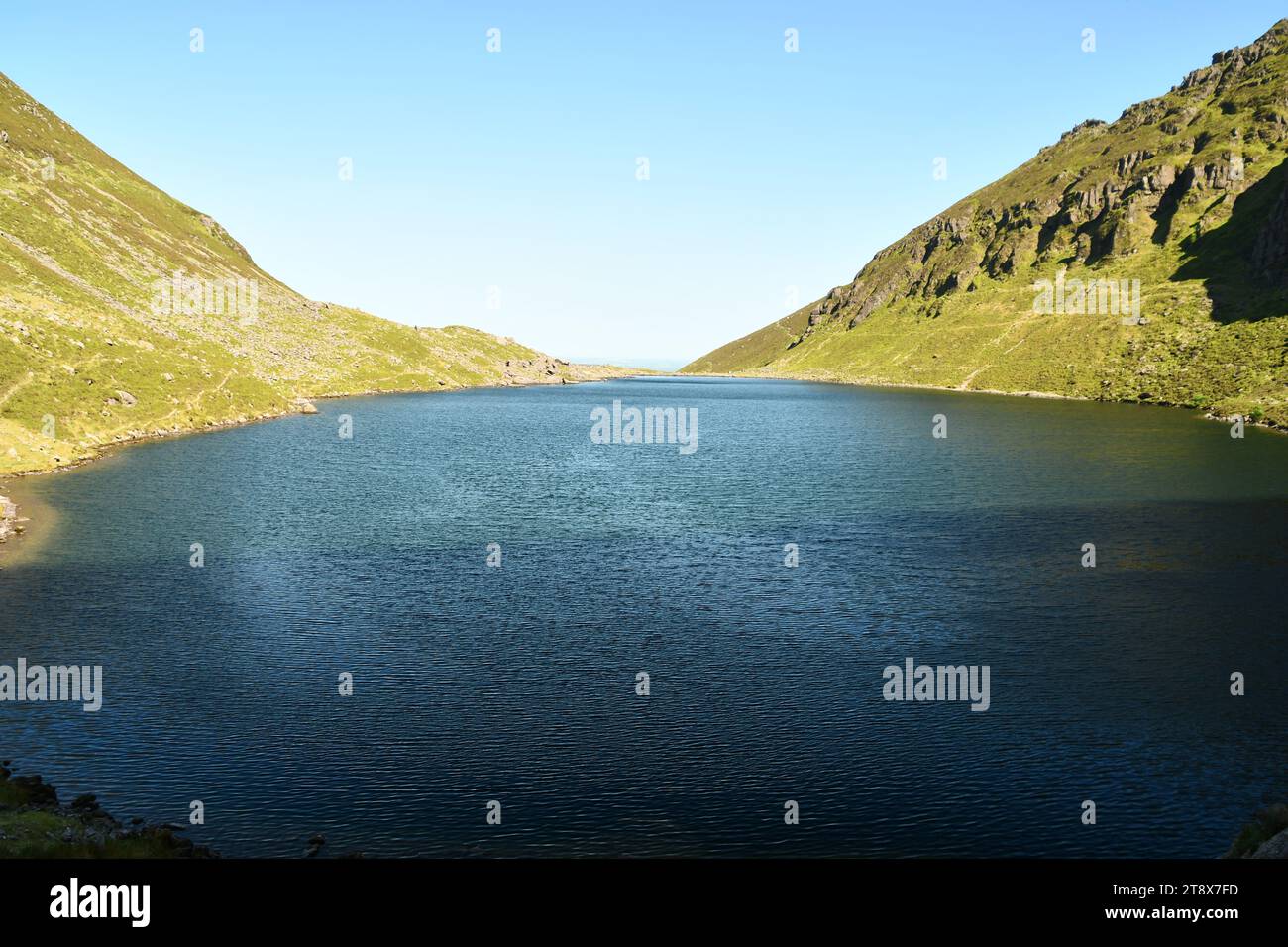 Coumshingaun Corrie Lake und die Umgebung der Comeragh Mountains Stockfoto