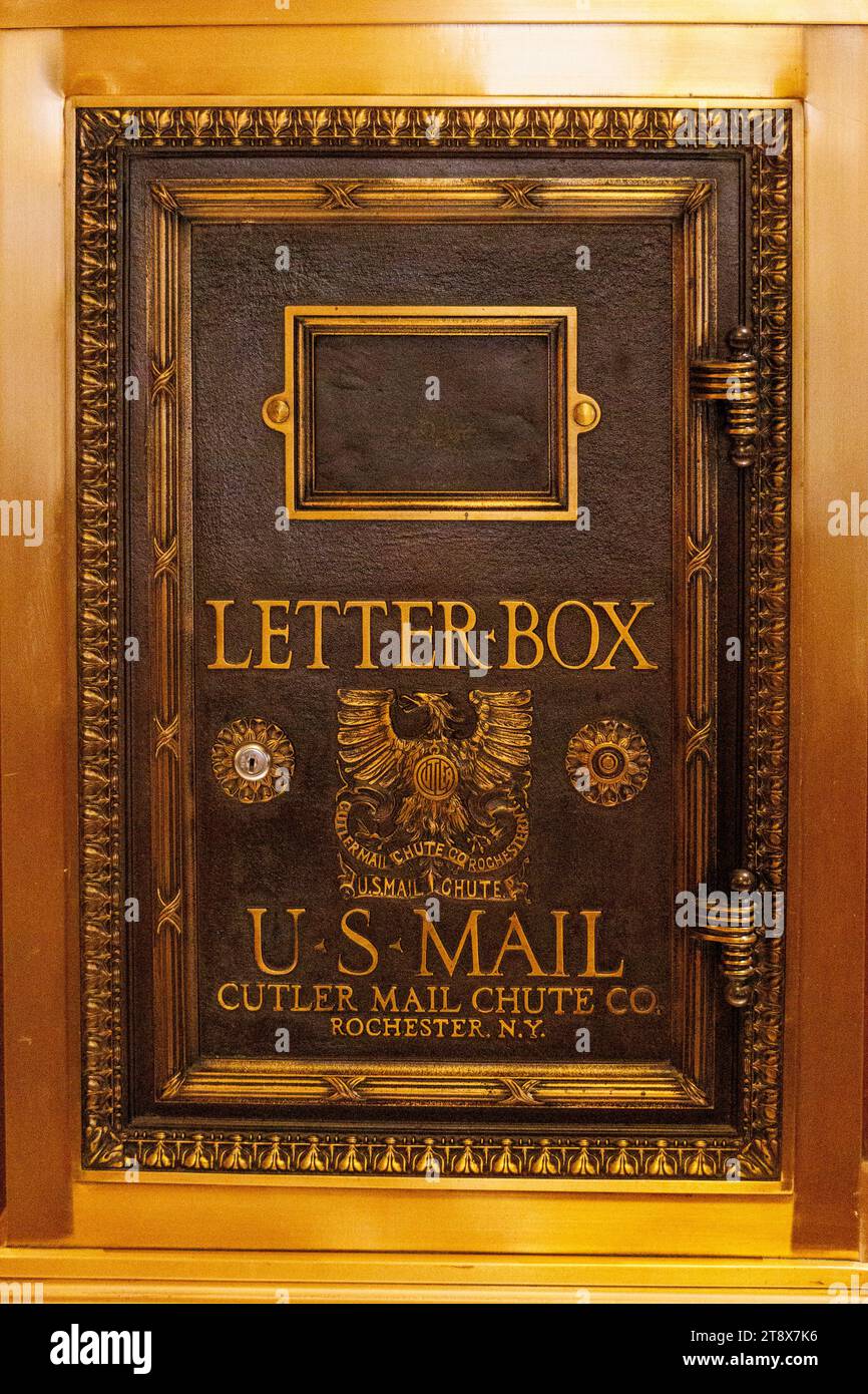 Antiker Briefkasten im Route 66 State Park, MO, hergestellt von Cutler Mail Chute Co, Rochester, New York Stockfoto