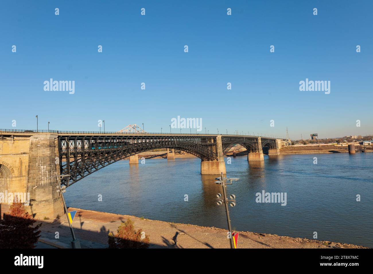 Die EADS Bridge führt Fußgänger-, Zug- und Fahrzeugverkehr über den Mississippi River, vom Gateway National Park aus gesehen Louis, MO Stockfoto