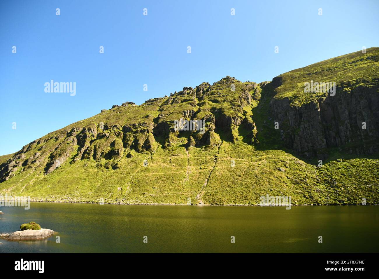 Coumshingaun Corrie Lake und die Umgebung der Comeragh Mountains Stockfoto