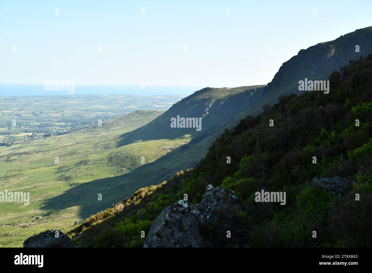 Coumshingaun Corrie Lake und die Umgebung der Comeragh Mountains Stockfoto