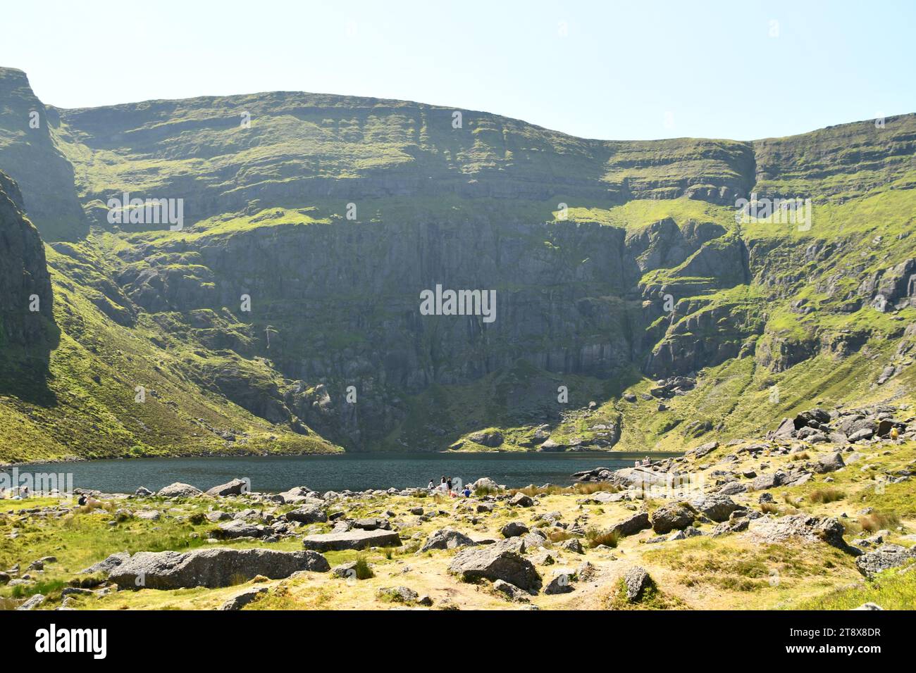 Coumshingaun Corrie Lake und die Umgebung der Comeragh Mountains Stockfoto