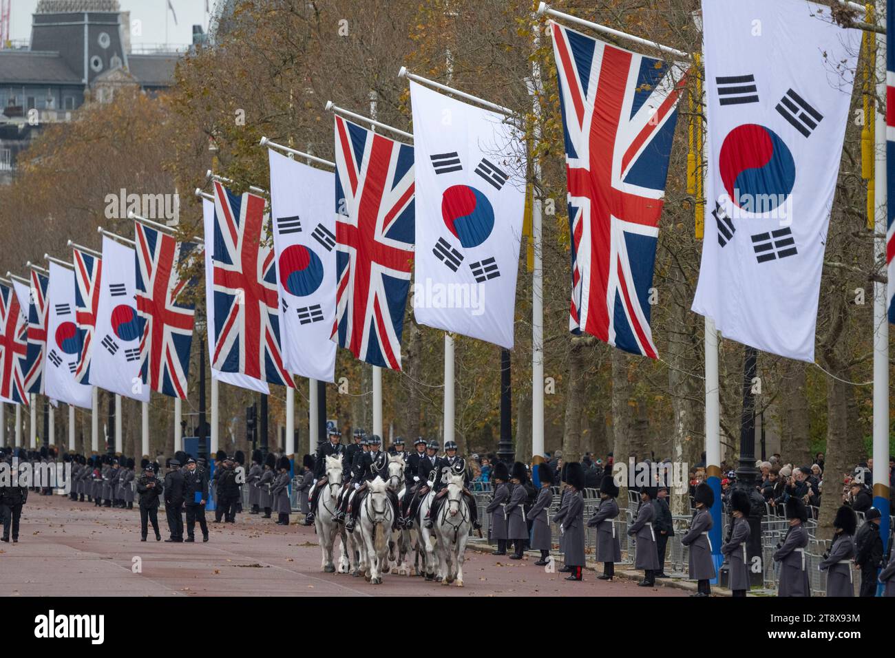 London, Großbritannien. November 2023. Pomp und Zeremonie in der Mall als der Präsident der Republik Korea, Yoon Suk Yeol, und die First Lady kommen zu Beginn seines Staatsbesuchs in Großbritannien in die Horse Guards Parade. Quelle: Malcolm Park/Alamy Live News Stockfoto