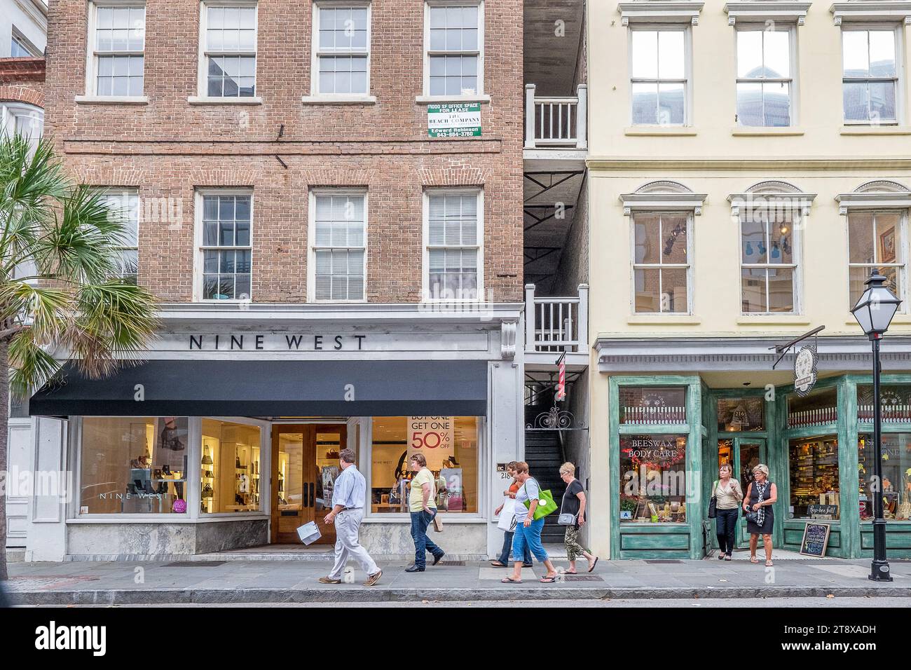 Kings Street in Charleston, SC. Die historische King Street ist Charlestons wichtigste Einkaufsstraße. Stockfoto