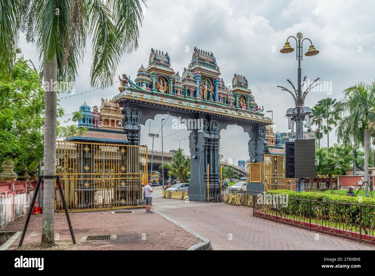 Batu Caves, Gombak, Malaysia - 7. März 2018: Das Tor mit religiösen Skulpturen an einem Eingang zum Batu Caves Complex. Stockfoto