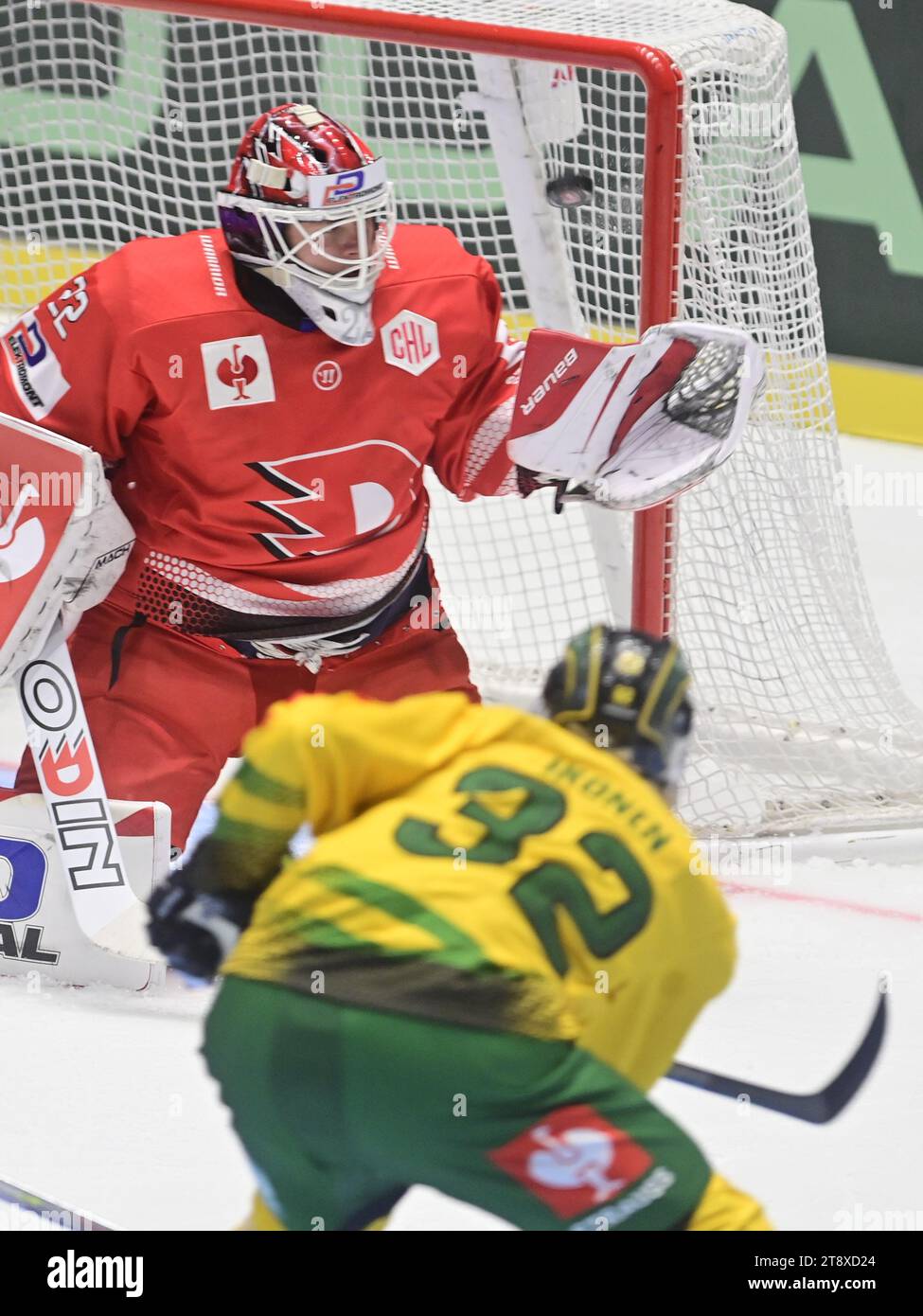 Pardubice, Tschechische Republik. November 2023. Roman will, Torhüter von Pardubice, links, und Joona Ikonen aus Tampere schießen ein Tor während der Eishockey Champions League Playoffs, 2. Leg-Rückspiel Pardubice gegen Ilves Tampere in Pardubice, Tschechische Republik, 21. November 2023. Quelle: Josef Vostarek/CTK Photo/Alamy Live News Stockfoto