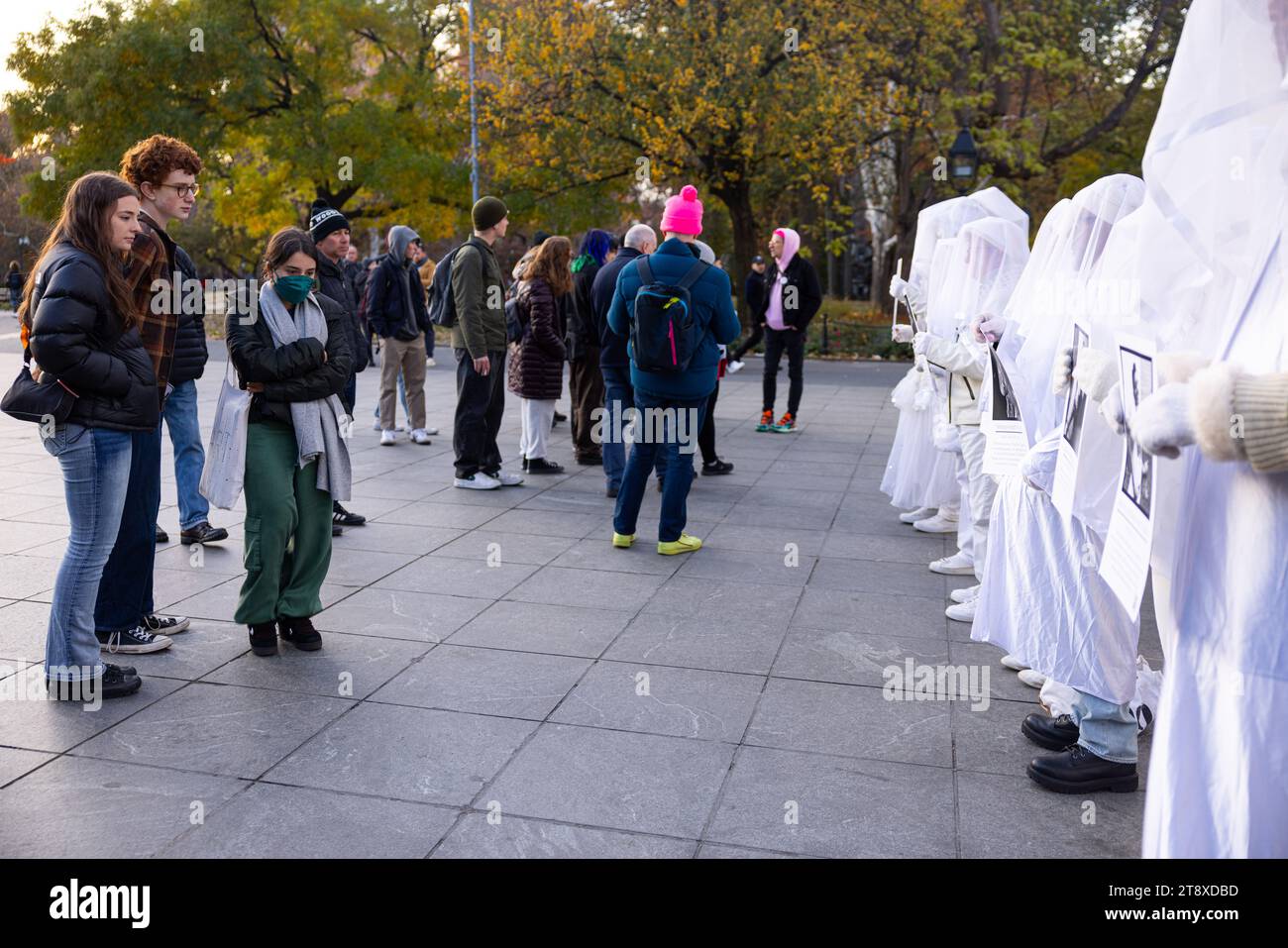 New York, USA. November 2023. Die Teilnehmer sehen Informationskarten zu Ehren der Opfer während des Transgender Day of Remembrance Meetings im Washington Square Park in New York, NY am 20. November 2023. Dieser Tag erinnert an Transgender-, nicht-binäre und geschlechtsunkonforme Menschen, die in zufälligen Gewaltakten angegriffen wurden, weil sie authentisch leben. (Foto: Hailstorm Visuals/SIPA USA) Credit: SIPA USA/Alamy Live News Stockfoto