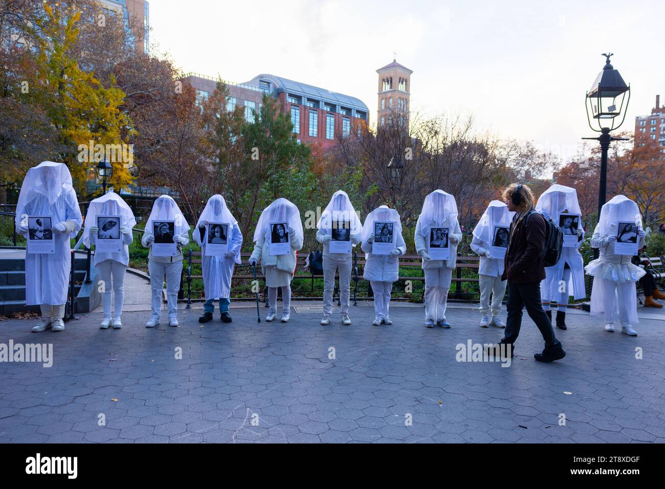 New York, USA. November 2023. Ein Teilnehmer sieht Informationskarten zu Ehren der Opfer während des Transgender Day of Remembrance Meetings im Washington Square Park in New York, NY am 20. November 2023. Dieser Tag erinnert an Transgender-, nicht-binäre und geschlechtsunkonforme Menschen, die in zufälligen Gewaltakten angegriffen wurden, weil sie authentisch leben. (Foto: Hailstorm Visuals/SIPA USA) Credit: SIPA USA/Alamy Live News Stockfoto
