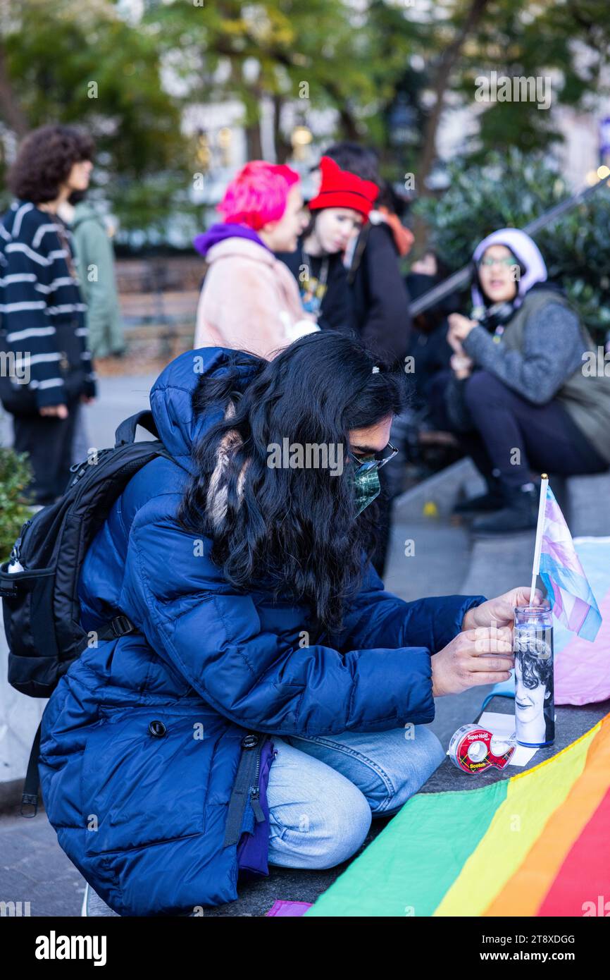 New York, USA. November 2023. Ein Teilnehmer ehrt ein Opfer während des Transgender Day of Remembrance Meetings im Washington Square Park in New York, NY, am 20. November 2023. Dieser Tag erinnert an Transgender-, nicht-binäre und geschlechtsunkonforme Menschen, die in zufälligen Gewaltakten angegriffen wurden, weil sie authentisch leben. (Foto: Hailstorm Visuals/SIPA USA) Credit: SIPA USA/Alamy Live News Stockfoto