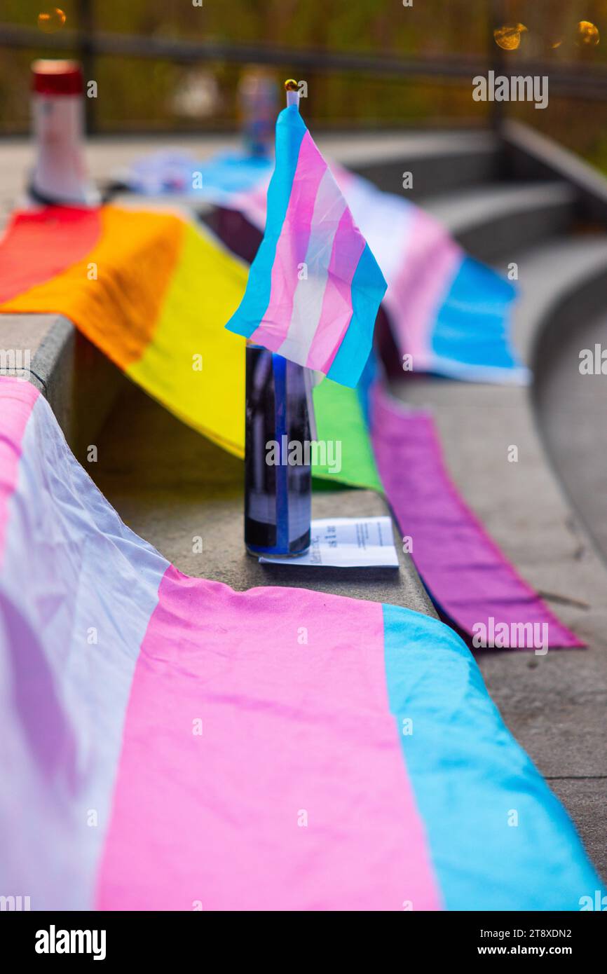 New York, USA. November 2023. Die Transgender- und LBGTQIA-Flaggen sind während der Transgender Day of Remembrance-Versammlung im Washington Square Park in New York, NY, am 20. November 2023 zu sehen. Dieser Tag erinnert an Transgender-, nicht-binäre und geschlechtsunkonforme Menschen, die in zufälligen Gewaltakten angegriffen wurden, weil sie authentisch leben. (Foto: Hailstorm Visuals/SIPA USA) Credit: SIPA USA/Alamy Live News Stockfoto