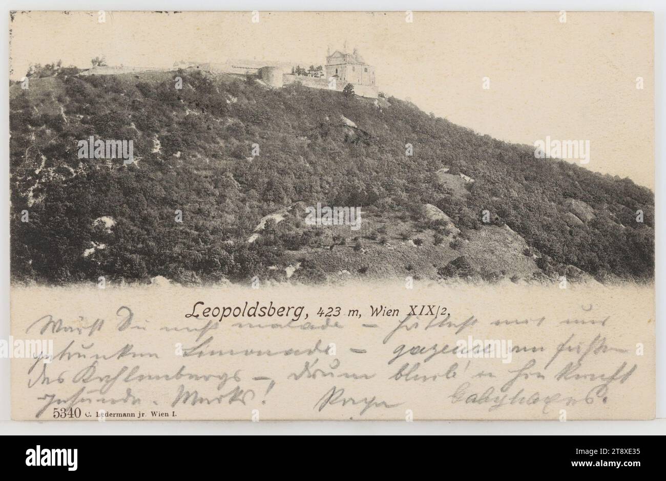 19., Leopoldsberg - mit Leopoldskirche, Ansichtskarte, Carl (Karl) Ledermann jun., Produzent, 1903, Karton, Kollotypie, Inschrift, VON Wien NACH Wien, ADRESSE, Fräulein, Det.ans.XIX. Bez., Wien VII, Zieglergasse 98, BOTSCHAFT, hättest du nicht malade [elend. Krank, arbeitsunfähig, Anm.] - hättest [auch] nur Limonade getrunken - Blick [spritzig, kohlensäurehaltige Limonade, Anm.] am Fuße des Kahlenbergs - Trommelbleib' in Hinkunft gesund. Merks!, Papa Gaby [Haxes.?], Wienerwald, Medien und Kommunikation, Postkarten mit Transliteration, 19. Bezirk: Döbling Stockfoto