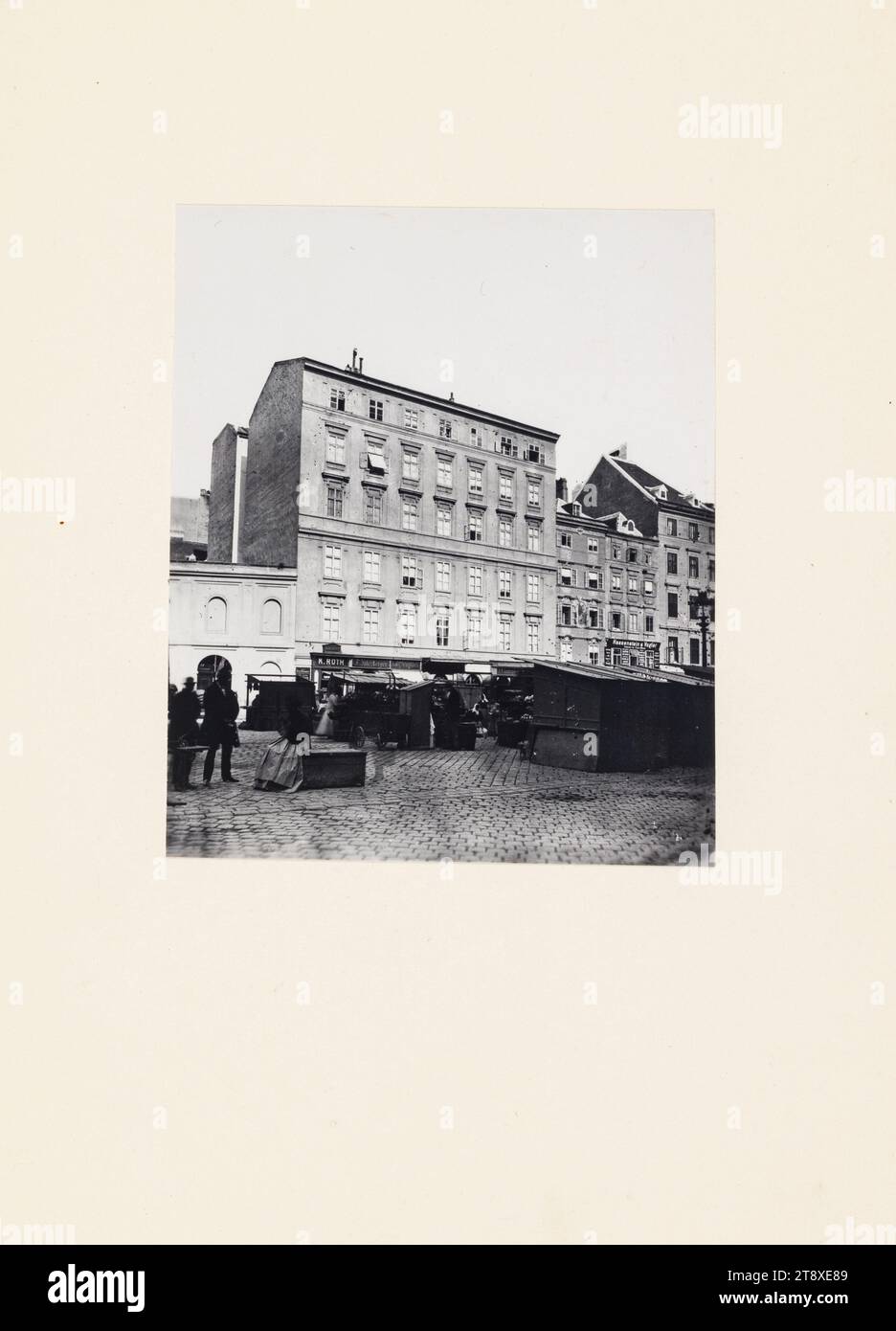1st, neuer Markt 9 (Reproduktion), Michael Frankenstein & Compl. (1843-1918), Fotostudio, Datum vor 1900, Trägerkarton, Gelatinepapier, Bildgröße 10, 2 x 8, 5 cm, Karton 20, 1 x 15 cm, Märkte, Handel, 1. Bezirk: Innere Stadt, mit Menschen, (Bauernhof-)Wagen, Güterwagen, Wagen, Haus kombiniert mit Geschäft, Stand, Stand (Markt), neuer Markt, die Wiener Sammlung Stockfoto