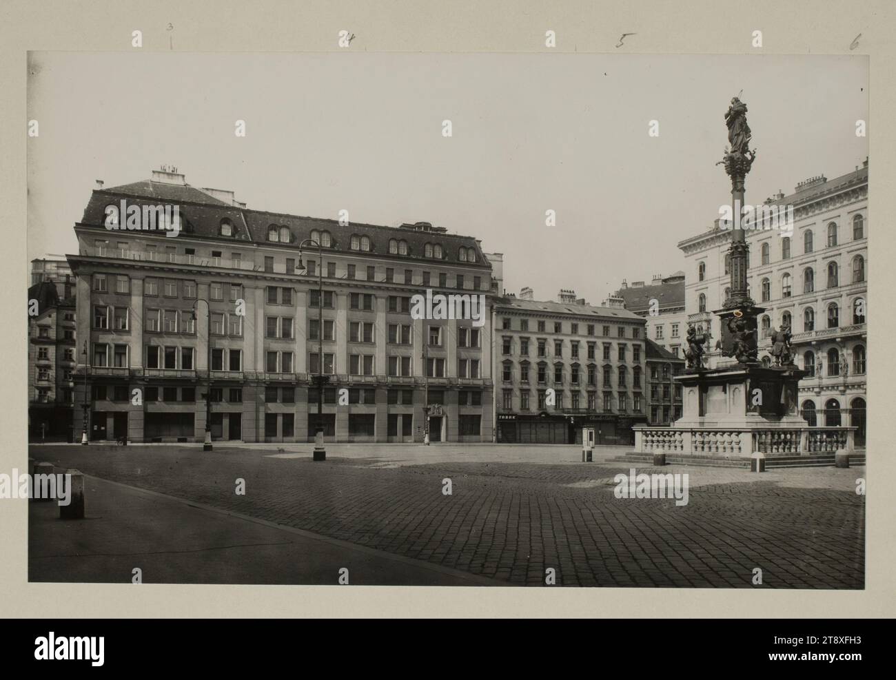 1., am Hof 3 - Zentralbank Deutscher Sparkassen, Bruno Reiffenstein (1869-1951), Fotograf, 1941, Begleitkarton, Gelatinepapier, Höhe 14, 1 cm, Breite 22, 2 cm, Trägerkarton 21, 5 x 30 cm, Architektur, 1. Bezirk: innere Stadt, am Hof, Bank, Madonna auf einer Säule, Mariensäule, Mariensäule (1), Sammlung Wien Stockfoto