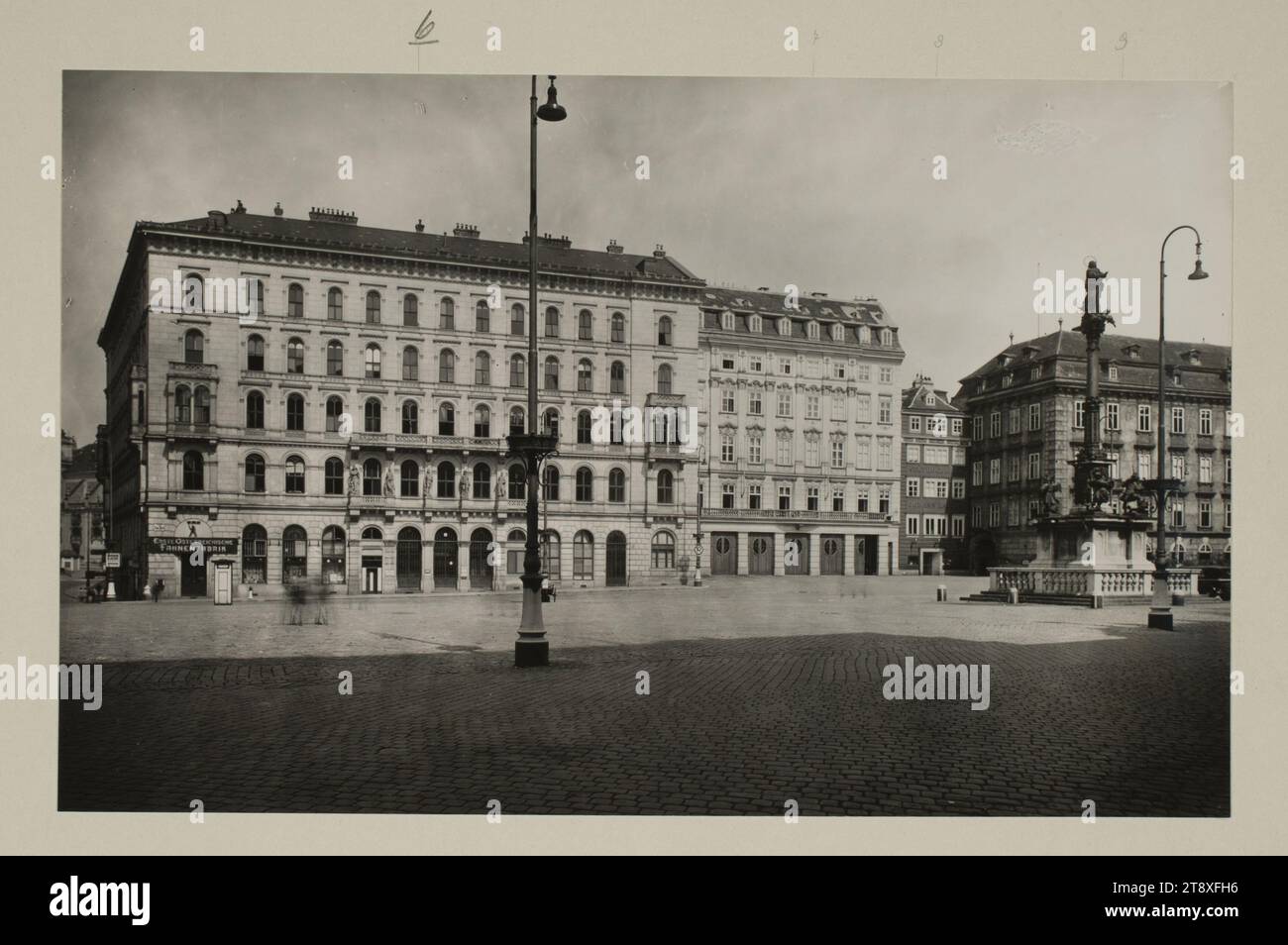 1., am Hof 6, 7, 8 u. 9, Bruno Reiffenstein (1869-1951), Fotograf, 1941, unterstützender Karton, unterstützender Karton, Fotografie, Höhe 13, 9 cm, Breite 22 cm, Untersatzkarton 21, 5 x 30 cm, Architektur, 1. Bezirk: innere Stadt, am Hof, Straßenbeleuchtung, Madonna auf einer Säule, Mariensäule, Mariensäule (1), Wiener Sammlung Stockfoto