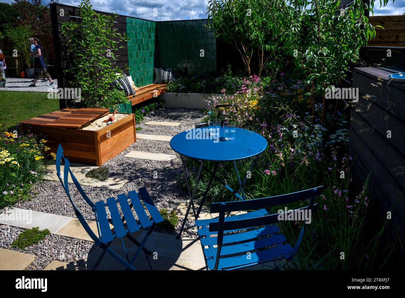 Eintritt zum Balanced Garden Competition (kleine Terrasse für Familien, Platz zum Spielen, Sitzen, Entspannen) - RHS Tatton Park Flower Show 2023, Cheshire England UK. Stockfoto