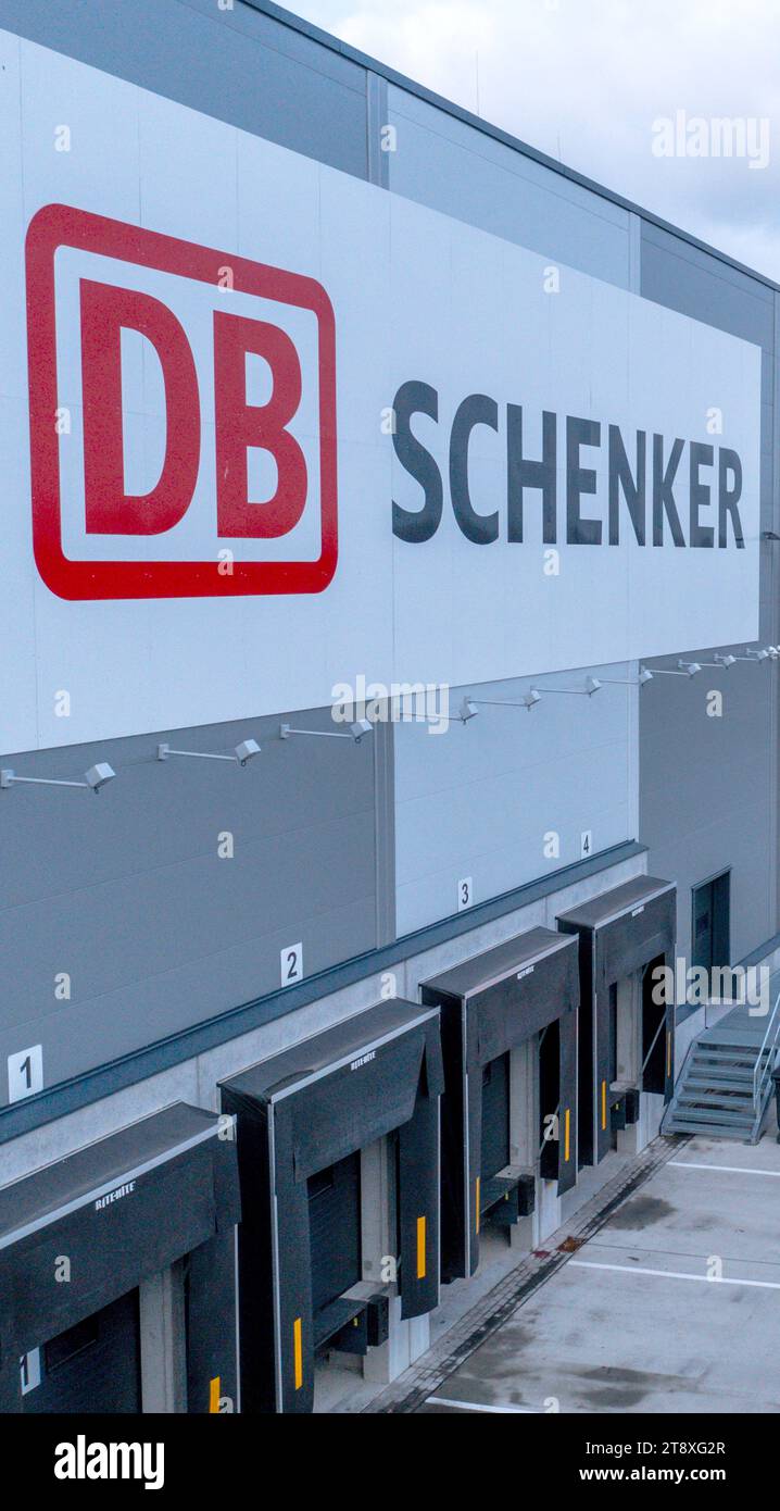 Rostock, Deutschland. November 2023. Das Gebäude für das neue Hochregallager des Logistikunternehmens DB Schenker. Die Logistikgesellschaft der Deutschen Bahn betreibt mehrere Logistikzentren in Mecklenburg-Vorpommern. Quelle: Jens Büttner/dpa/Alamy Live News Stockfoto