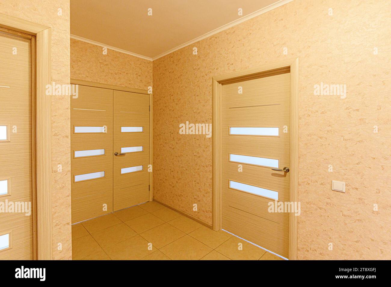Innenkorridor, Flur, Türen Stockfoto