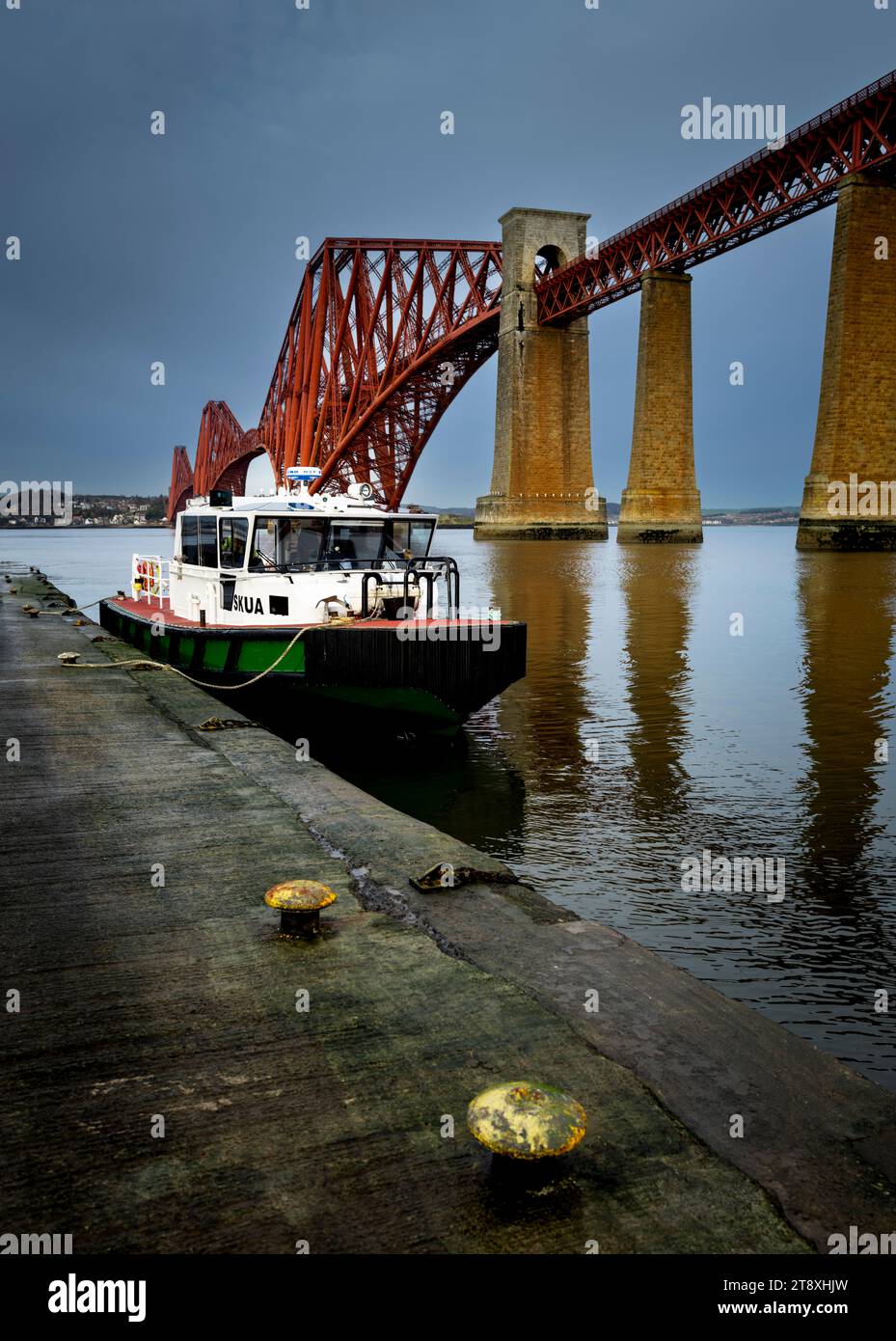 Blick auf die Forth Bridge vom Hawes Pier in South Queensferry, nahe Edinburgh, Schottland Stockfoto