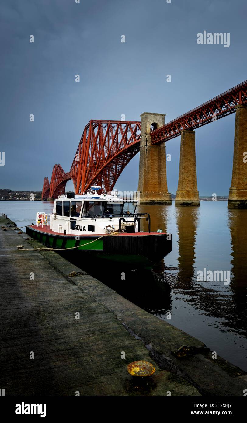 Blick auf die Forth Bridge vom Hawes Pier in South Queensferry, nahe Edinburgh, Schottland Stockfoto