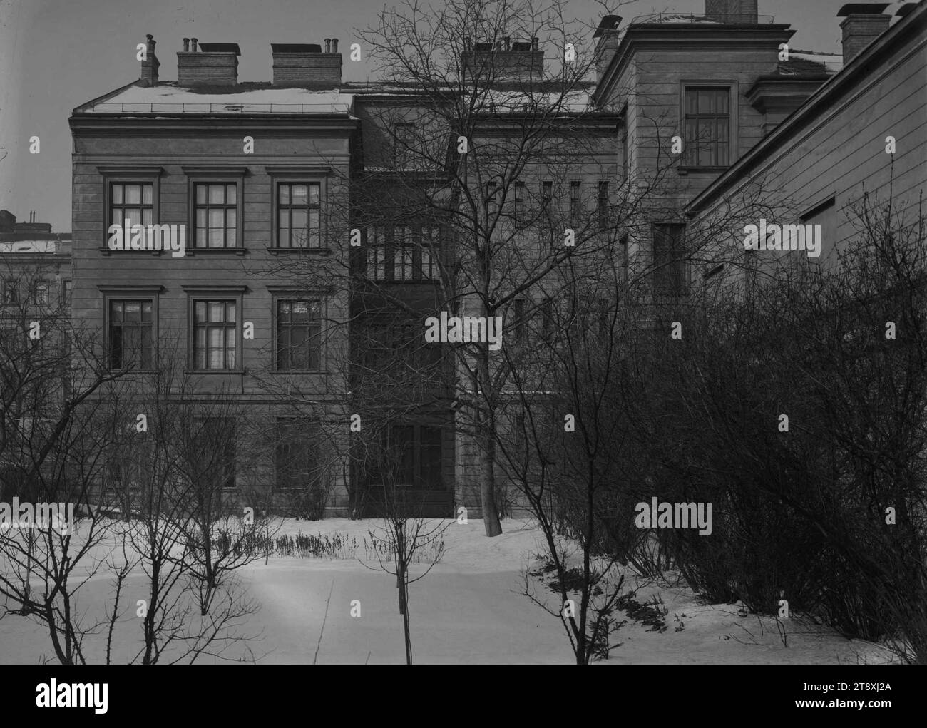 Grundschule der Stadt Wien (10., Herzgasse), Blick auf den Innenhof, Martin Gerlach jun. (1879-1944), Fotograf, 1933, Glas, negativ, Höhe 17,8 cm, Breite 23,8 cm, Architektur, Bildung und Erziehung, 10. Bezirk: Favoriten, Schulgebäude, Herzgasse, Wiener Sammlung Stockfoto