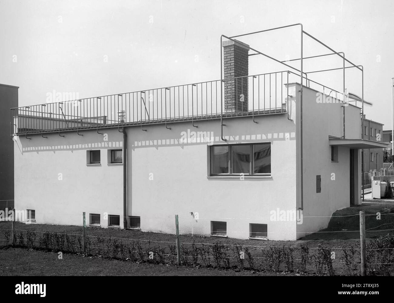 Werkbundsiedlung, Haus 47 (13., Woinovichg. 9), Martin Gerlach jun. (1879-1944), Fotograf, Richard Neutra (1892-1970), Architekt, 1932, Glas, negativ, Höhe 17,8 cm, Breite 23,8 cm, Architektur, rotes Wien, Ausstellungen, 13. Bezirk: Hietzing, Flachbau, Wohnhaus, Die Wiener Sammlung Stockfoto