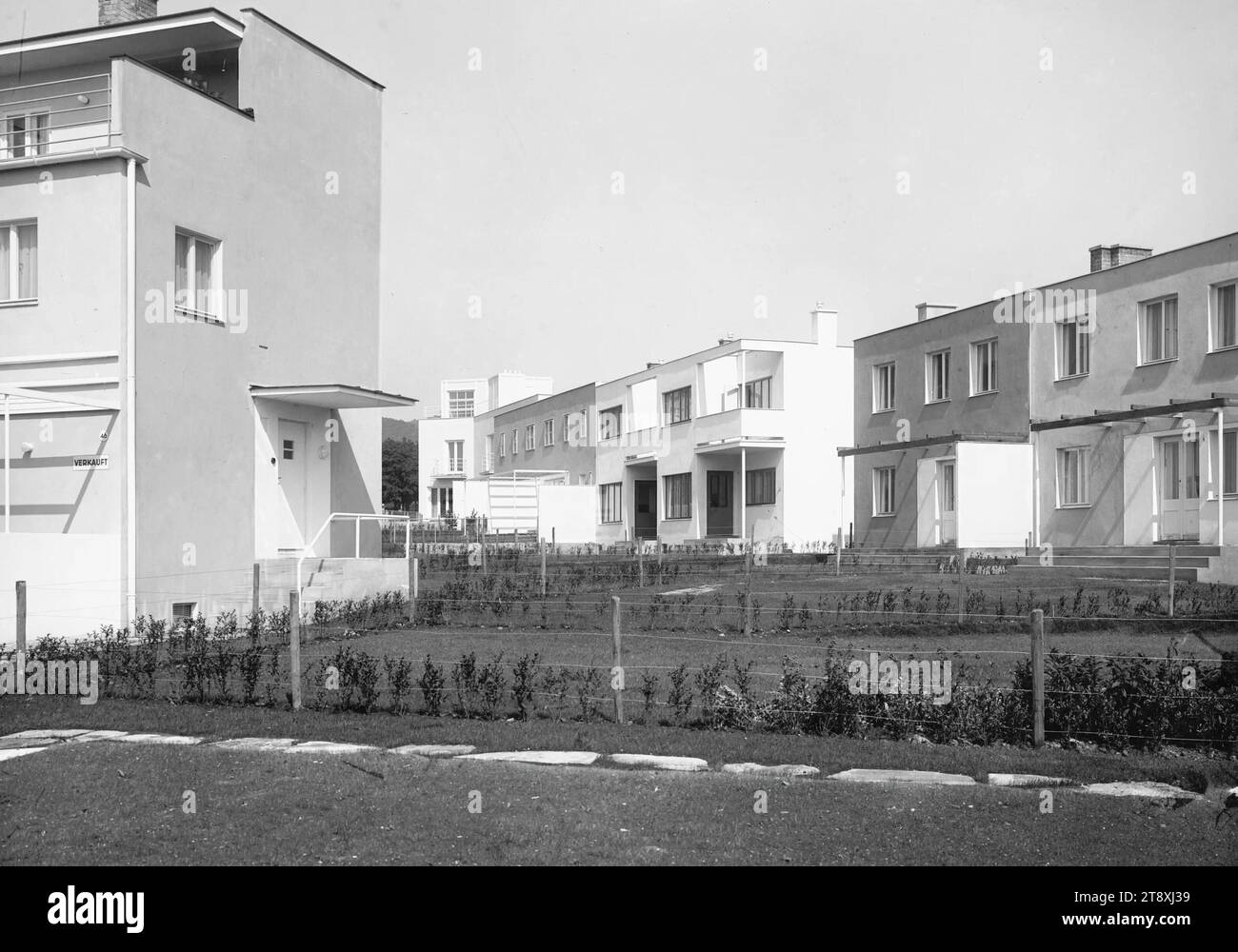 Werkbundsiedlung, Haus 46, 35-36, 33-34 (13., Woinovichgasse 7, Veitingerg. 103-117), Gartenseite, Martin Gerlach jun. (1879-1944), Fotograf Jacques Groag (1892-1962), Architekt Julius Jirasek (1896-1965), Architekt Oswald Haerdtl (1899–1959), Architekt Ernst Anton Plischke (1903–1992), Architekt Josef Wenzel (1902–1964), Architekt, 1932, Glas, negativ, Höhe 17,8 cm, Breite 23,8 cm, Architektur, rotes Wien, Ausstellungen, 13. Bezirk: Hietzing, das gewöhnliche Haus oder die gewöhnliche Reihe von Häusern, Flachbau, Wohnhaus Stockfoto