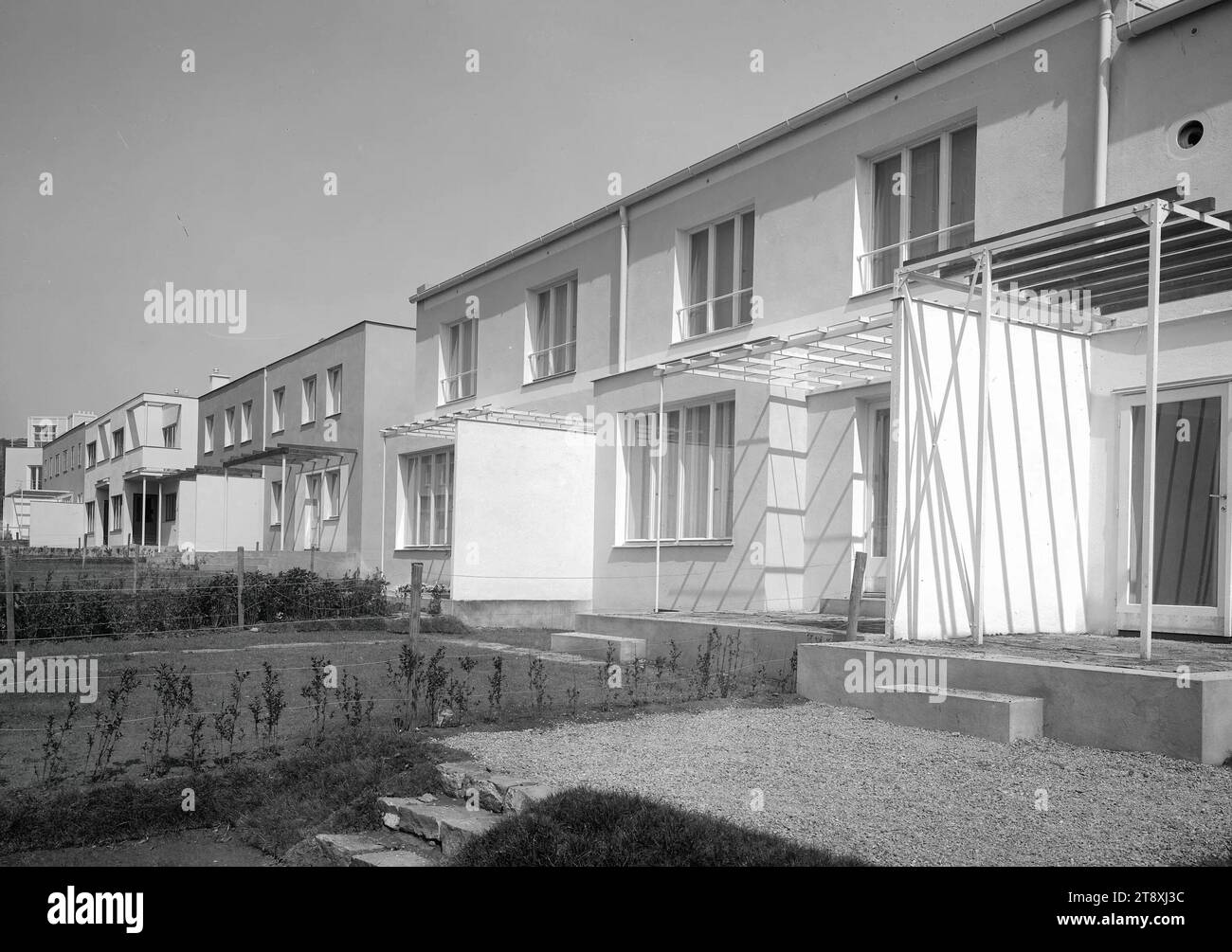 Werkbundsiedlung; 13., Veitingerg. 99-113 (Gartenseite), Martin Gerlach jun. (1879-1944), Fotograf Julius Jirasek (1896-1965), Architekt, Oskar WLACH (1881-1963), Architekt Ernst Anton Plischke (1903–1992), Architekt Josef Wenzel (1902–1964), Architekt, 1932 Glas, negativ, Höhe 17,8 cm, Breite 23,8 cm, Architektur, rotes Wien, Ausstellungen, 13. Bezirk: Hietzing, Wohnhaus, Die Wiener Sammlung Stockfoto