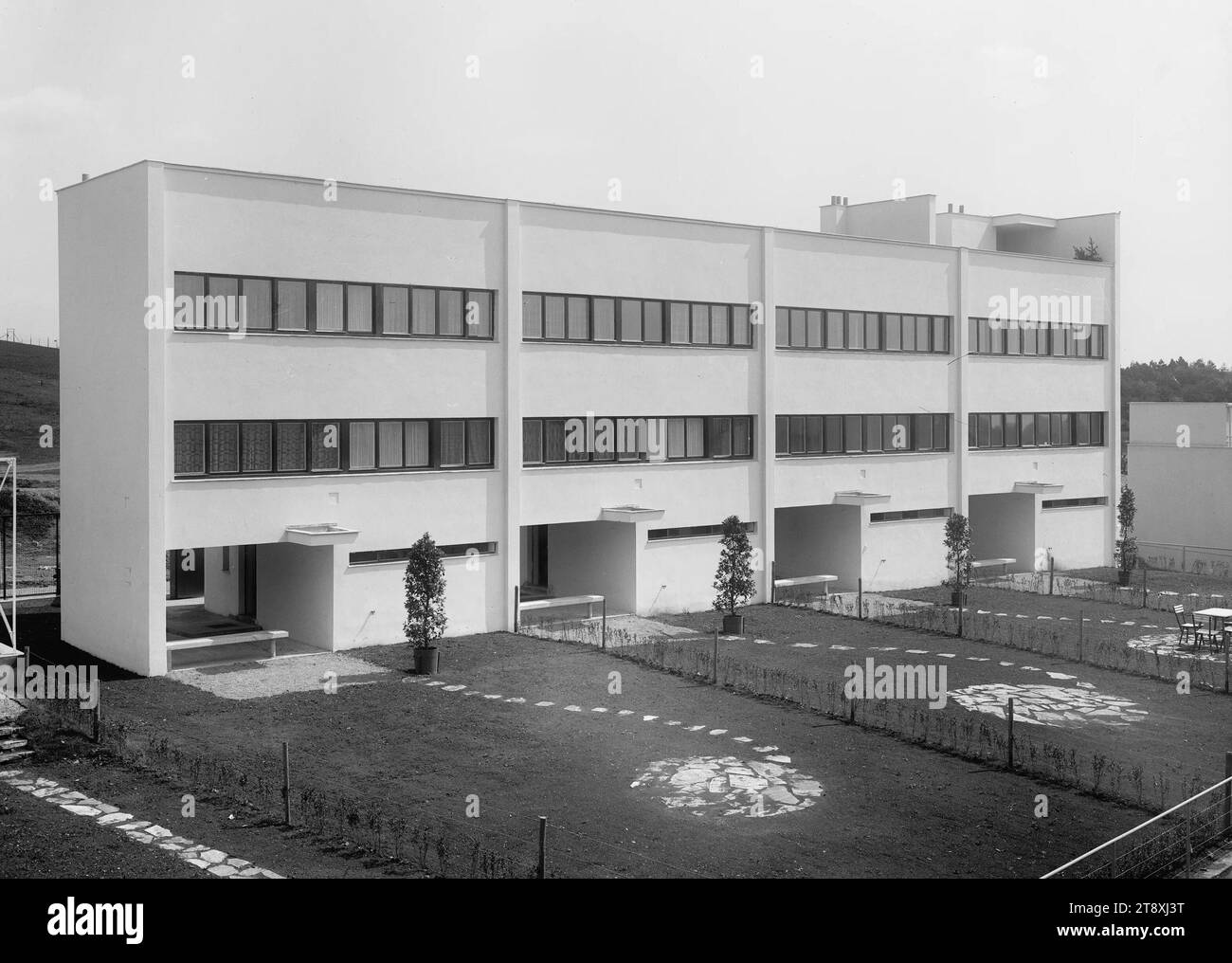 Werkbundsiedlung, Haus 25 bis 28 (13., Veitingergasse 87-93): Gartenseite, Martin Gerlach jun. (1879-1944), Fotograf, André Lurcat (1892-1970), Architekt, 1932, Glas, negativ, Höhe 17,8 cm, Breite 23,8 cm, Architektur, rotes Wien, Ausstellungen, 13. Bezirk: Hietzing, das übliche Haus oder eine Reihe von Häusern, Garten, Flachbau, Mehrfamilienhaus, die Wiener Sammlung Stockfoto