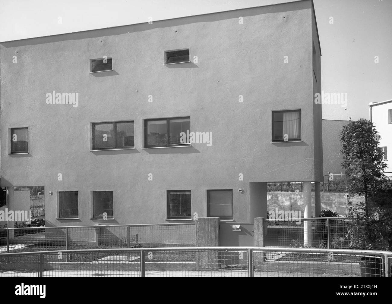 Werkbundsiedlung, Haus 67 und 68 (13., Woinovichg. 10-12), Martin Gerlach jun. (1879-1944), Fotograf Gabriel Guevrekian (1892-1970), Architekt, 1932, Glas, negativ, Höhe 17,8 cm, Breite 23,8 cm, Architektur, rotes Wien, Ausstellungen, 13: Hietzing, Flachbau, Wohnhaus, Die Wiener Sammlung Stockfoto