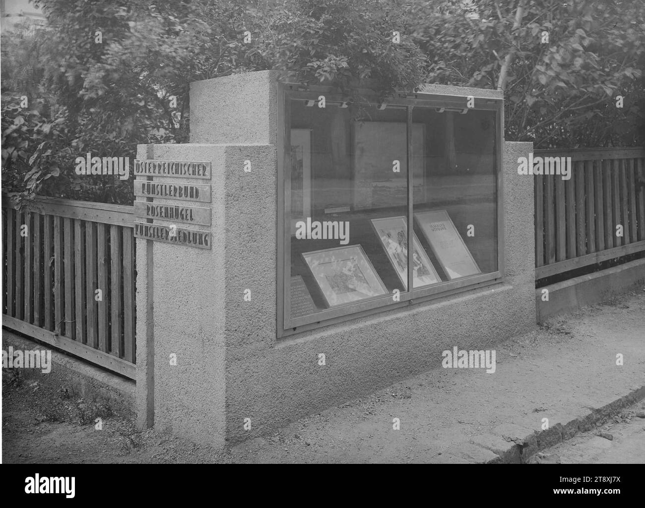 Künstlersiedlung auf dem Rosenhügel (13., Riedelgasse): Schaufenster mit Ausstellungsanzeige, Martin Gerlach jun. (1879-1944), Fotograf, 1938, Glas, negativ, Höhe 17,8 cm, Breite 23,8 cm, Ausstellungen, Bildende Kunst, 13. Bezirk: Hietzing, Die Wiener Sammlung Stockfoto