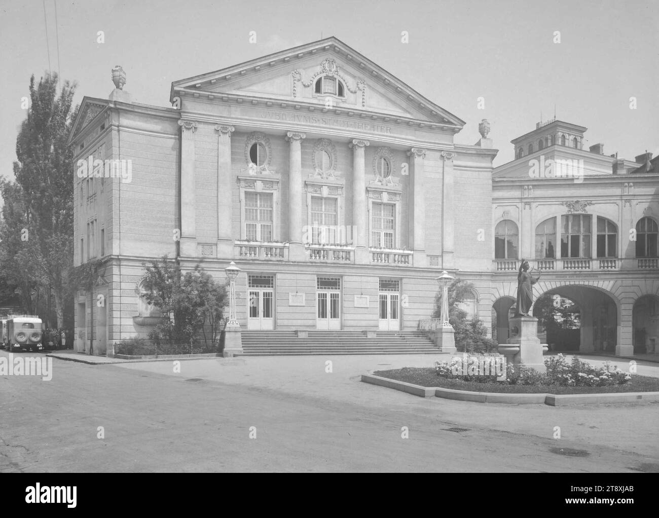 Stadttheater Baden bei Wien, Außenansicht, Martin Gerlach Jr. (1879-1944), Fotograf, Datum um 1938-1940, Glas, negativ, Höhe 17,9 cm, Breite 23,9 cm, Architektur, Theater, Theater (Gebäude), Die Wiener Sammlung Stockfoto