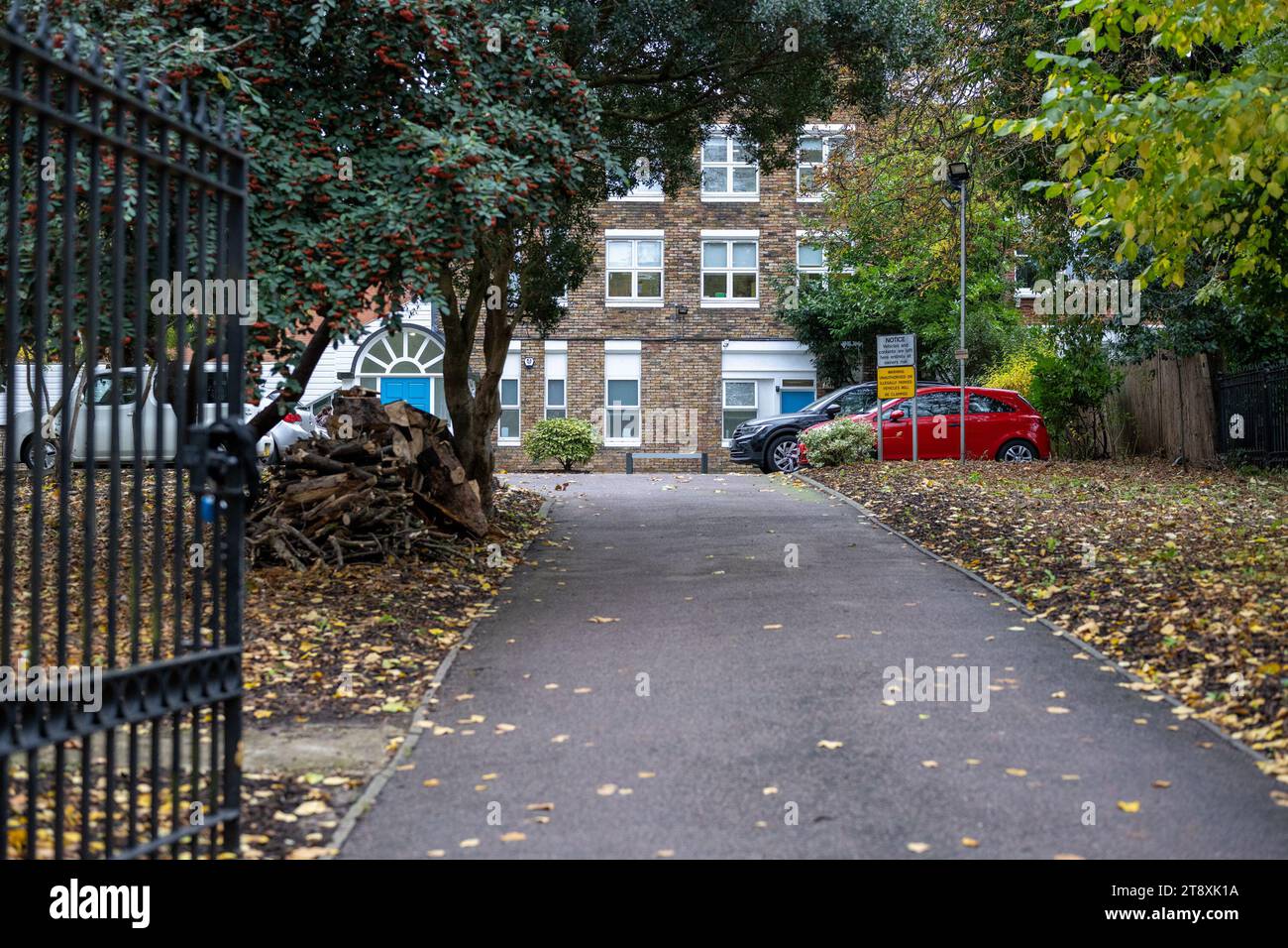 London, Großbritannien. November 2023. Vier Aktivisten des Zentrums für schwangere Frauen beteten vor der MSI-Klinik für reproduktive Entscheidungen in Brixton Hill. Laut MSI Reproduktionsentscheidungen, dem führenden britischen Abtreibungsanbieter, sind die Dienste im ganzen Land immer noch von Protesten heimgesucht, seit das parlament dafür gestimmt hat. Der Abtreibungsdienst mit mehr als 60 Kliniken in ganz England warnt Frauen und Mitarbeiter regelmäßig gegen Missbrauch und Belästigung. (Kreditbild: © Velar Grant/ZUMA Press Wire) NUR REDAKTIONELLE VERWENDUNG! Nicht für kommerzielle ZWECKE! Quelle: ZUMA Press, Inc./Alamy Live News Stockfoto