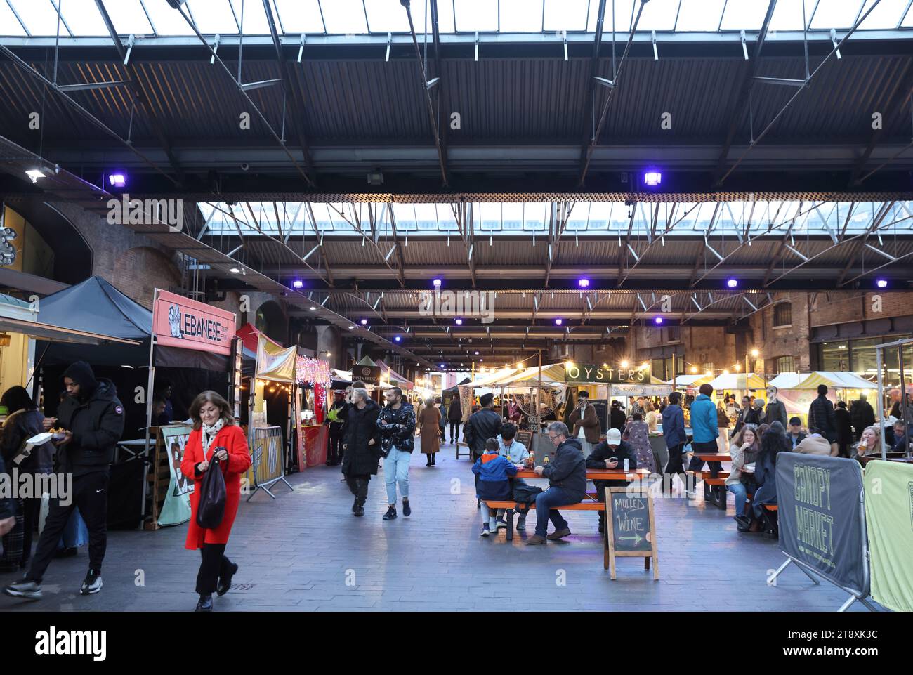 Canopy Market im Herbst hinter dem Granary Square am Kings Cross im Norden Londons, Großbritannien Stockfoto