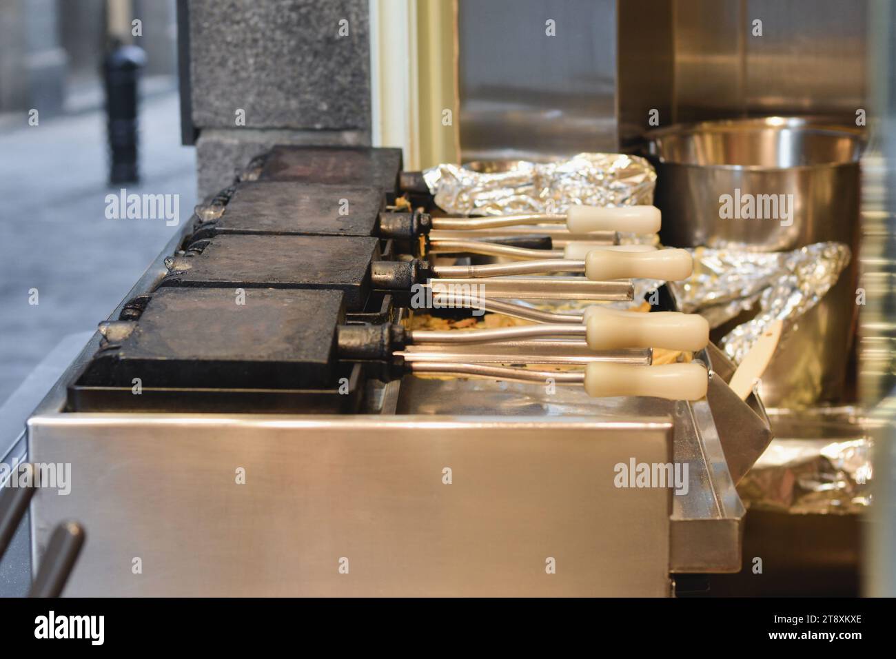 Bügeln Sie alte Waffeln des Pfannkuchenmachers auf einem Markt Stockfoto