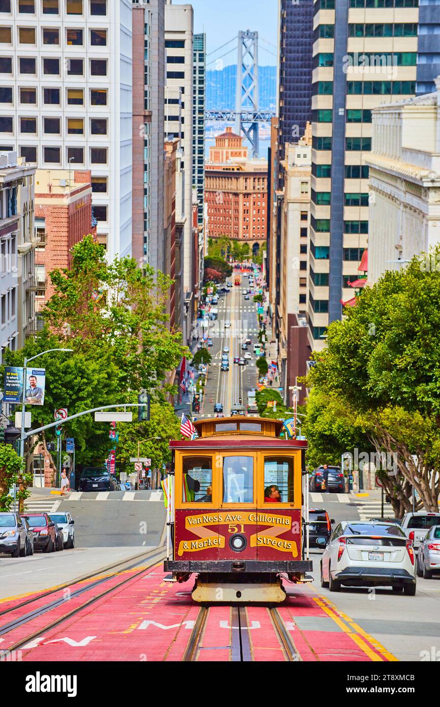 Van Ness Avenue Straßenbahn bergab in Richtung Oakland Bay Bridge, San Francisco, CA Stockfoto