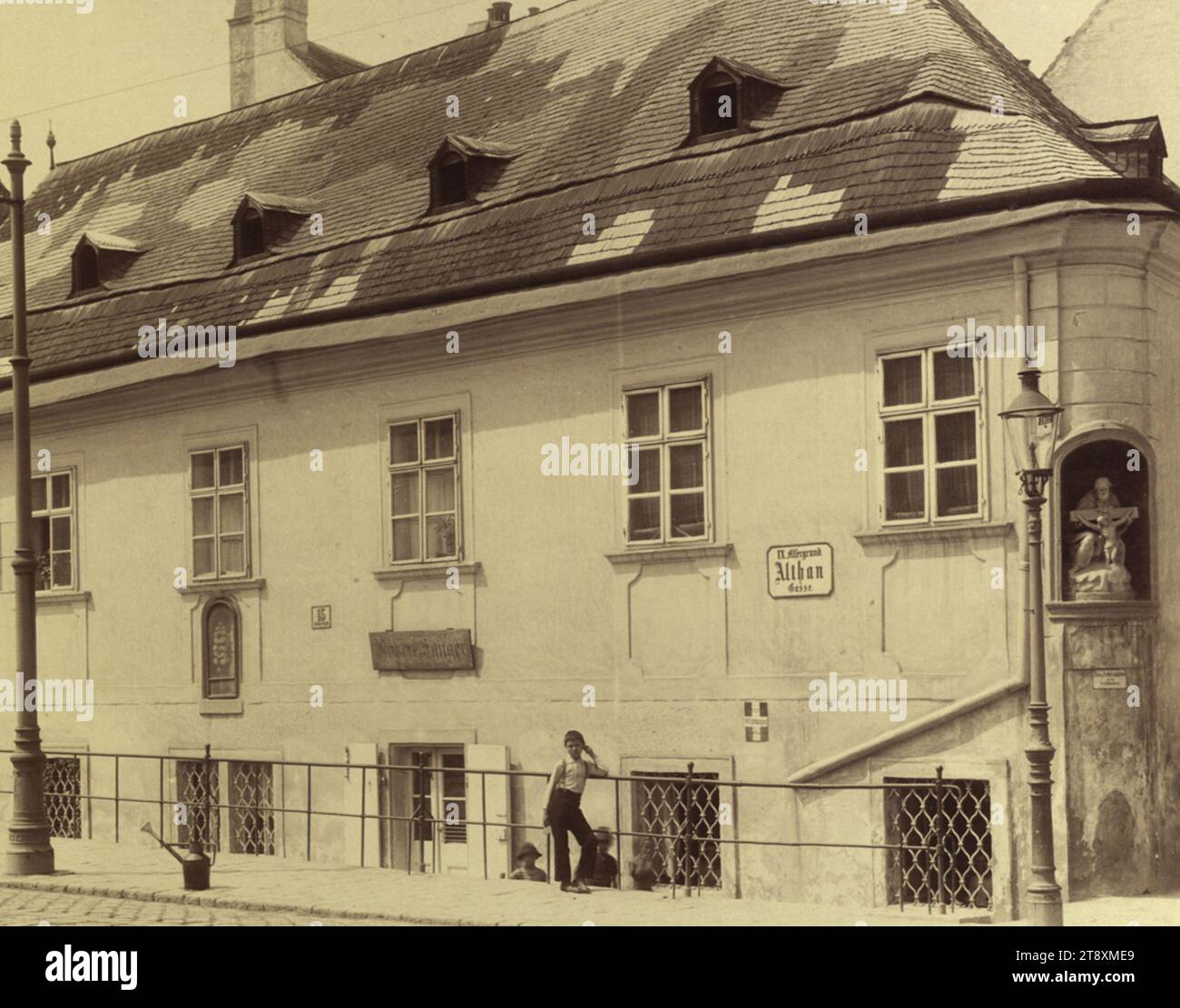 9., Althanstraße 15, Lichtentaler Gasse 22 - zur Heiligen Dreifaltigkeit - Eckansicht, August Stauda (1861-1928), Fotograf, Datum um 1902, Begleitkarton, Albumenpapier, Unterlage Karton 30, 1 x 42 cm, Bildgröße 22, 4 x 27, 7 cm, Beschriftung, Textleiste u.: 1026. Wien, IX. Althangasse 15. A. Stauda, IV Schleifmühlg. 5., Architektur, verschwundene Stätten und Strukturen, 9. Bezirk: Alsergrund, Kind, Hausschild, Nische, Passanten posieren, mit Menschen, der Wiener Sammlung Stockfoto