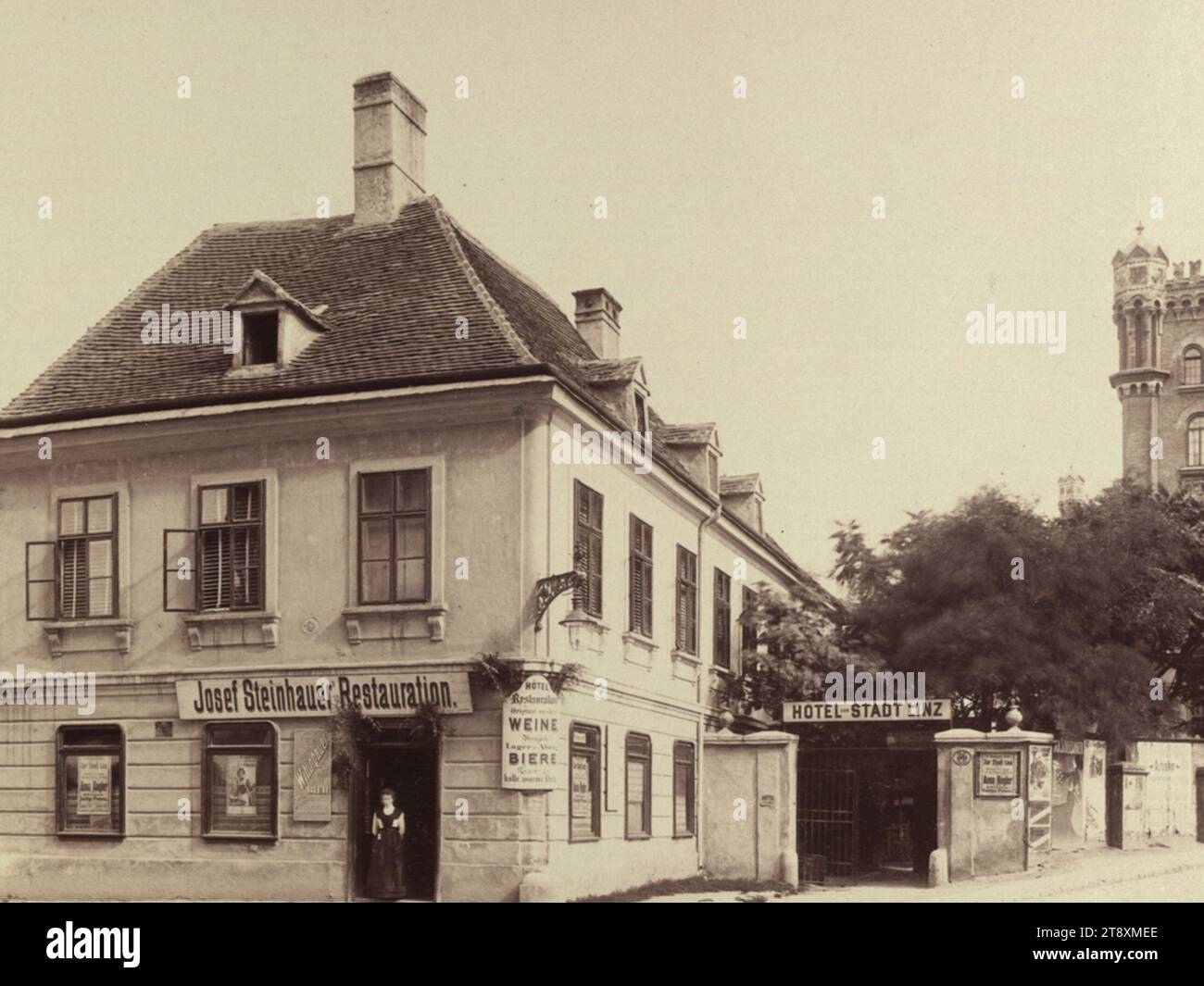 9th, Berggasse 36 - Hotel Stadt Linz, August Stauda (1861-1928), Fotograf, datiert um 1903, Trägerplatte, Albumenpapier, Trägerplatte 32 x 42, 1 cm, Bildgröße 20, 1 x 26 cm, Architektur, verschwundene Stätten und Gebäude, 9. Bezirk: Alsergrund, gasthof, Kaffeehaus, Taverne, etc. Hotel, Taverne, gasthof, Straßenbeleuchtung, Schild, Kaserne, die Wiener Sammlung Stockfoto