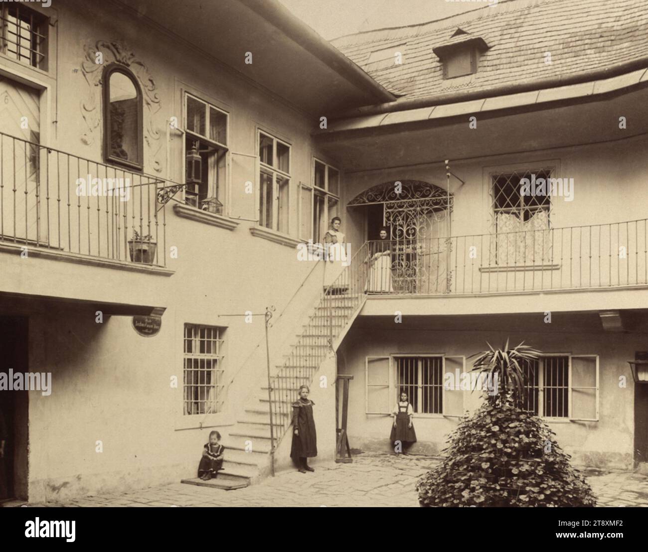 9., Berggasse 25, Servitengasse 2 - Hofblick, August Stauda (1861-1928), Fotograf, datiert um 1902, Rückwand, Albumenpapier, Trägerplatte 31 x 42,1 cm, Bildgröße 22,6 x 28 cm, Beschriftung, Textleiste u.: 999. Wien, IX. Berggasse 25, A. Stauda, IV Schleifmühlg. 5, Architektur, verschwundene Stätten und Gebäude, 9. Bezirk: Alsergrund, Hoffassade, Balkon, Treppe, Kind, Nischenfigur, Pergola, mit Menschen, die Wiener Sammlung Stockfoto