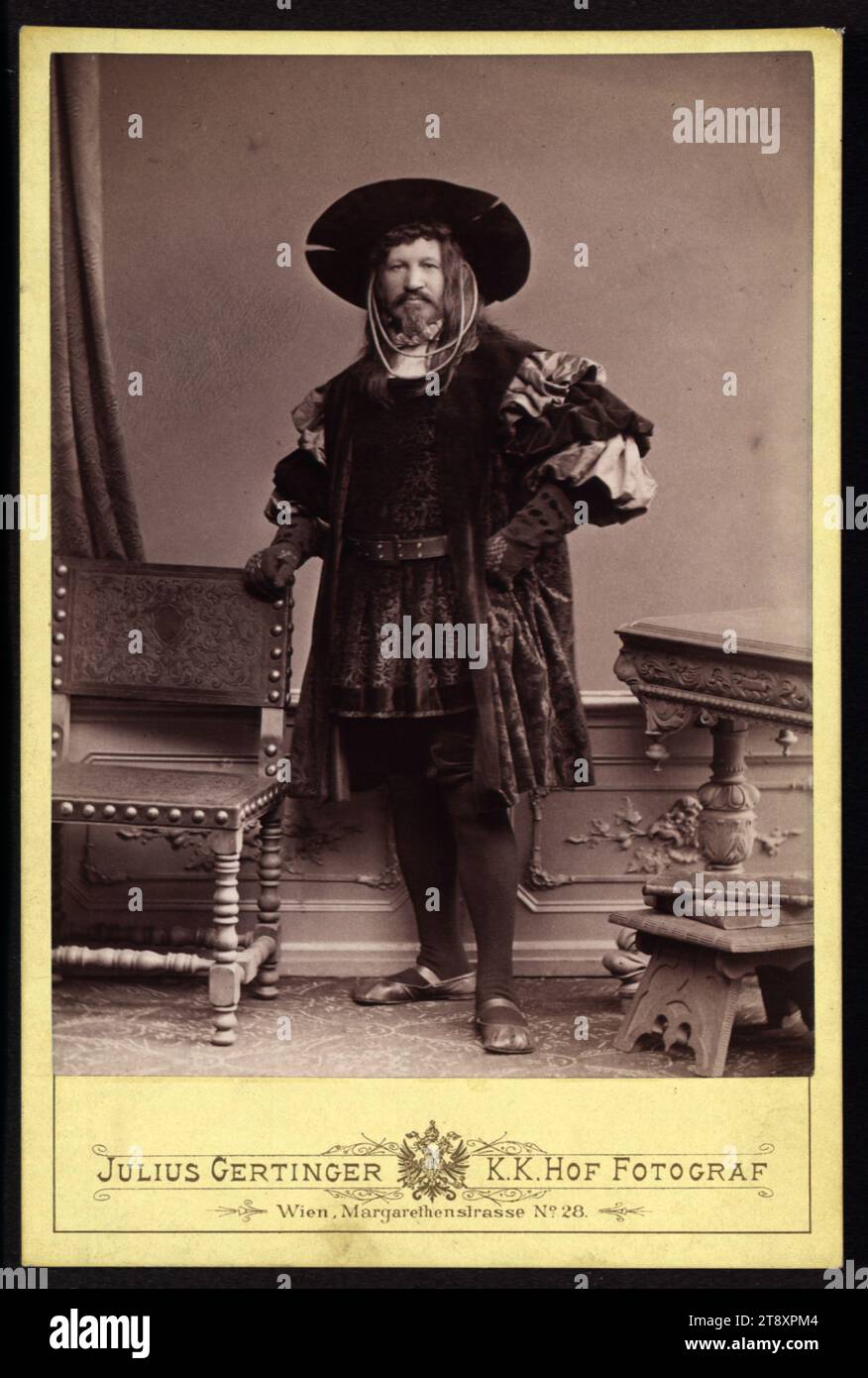 Unbekannter Teilnehmer beim Makartfest-Prozeß 1879, Julius Gertinger (1834-1883), Fotograf, 1879, Trägerkarton, Albumenpapier, Höhe 17 cm, Breite 11,3 cm, Ära der Ringstraße, Historismus, Makartfestprozession 1879, Porträt, Mann, historische Kostüme, Kostüme für Wettbewerbe, die Wiener Sammlung Stockfoto