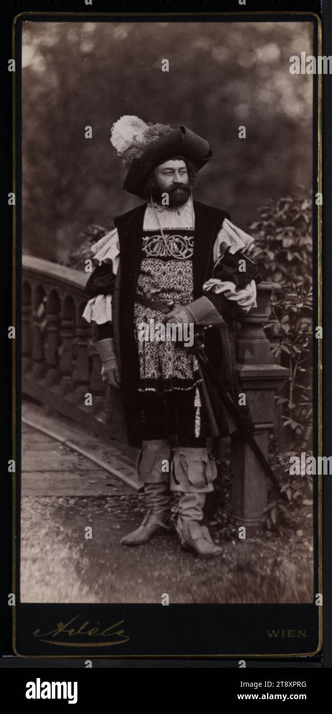 Unbekannter Teilnehmer beim Makartfest-Prozeß 1879, Adele Perlmutter (Atelier Adèle) (1845-1941), Fotostudio, 1879, Trägerplatte, Albumenpapier, Höhe 20,7 cm, Breite 10,2 cm, Künstlerinnen, Ringstraßenzeit, Historismus, Volksfeste und Feste, Makartfest-Prozession 1879, Porträt, Mann, historische Tracht, Kostüme bei Wettbewerben, der Wiener Sammlung Stockfoto