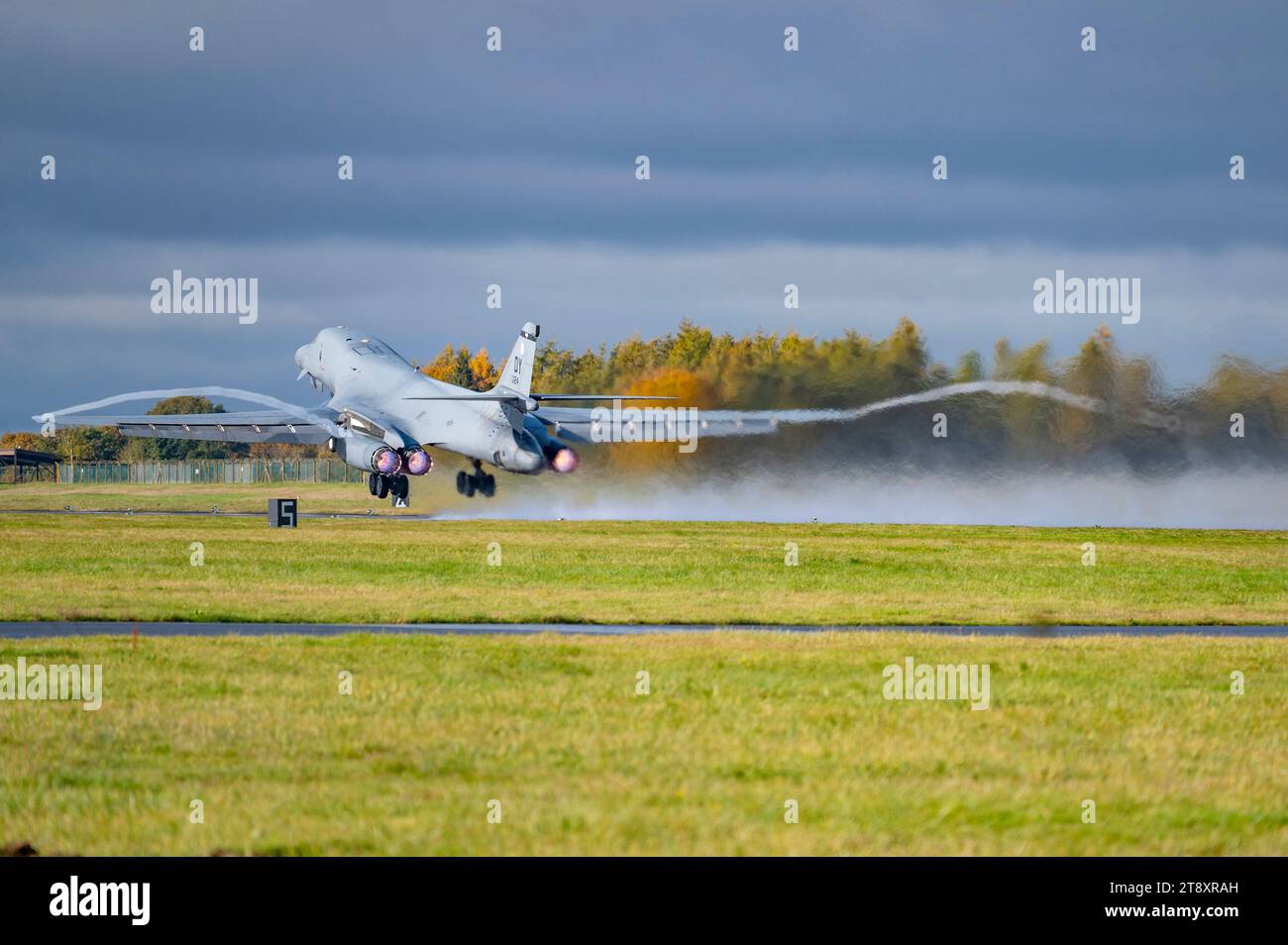 Eine B-1B Lancer fährt mit dem Taxi über die Landebahn, bevor sie am 10. November 2023 am RAF Fairford abhebt. Foto von Emma Anderson Stockfoto