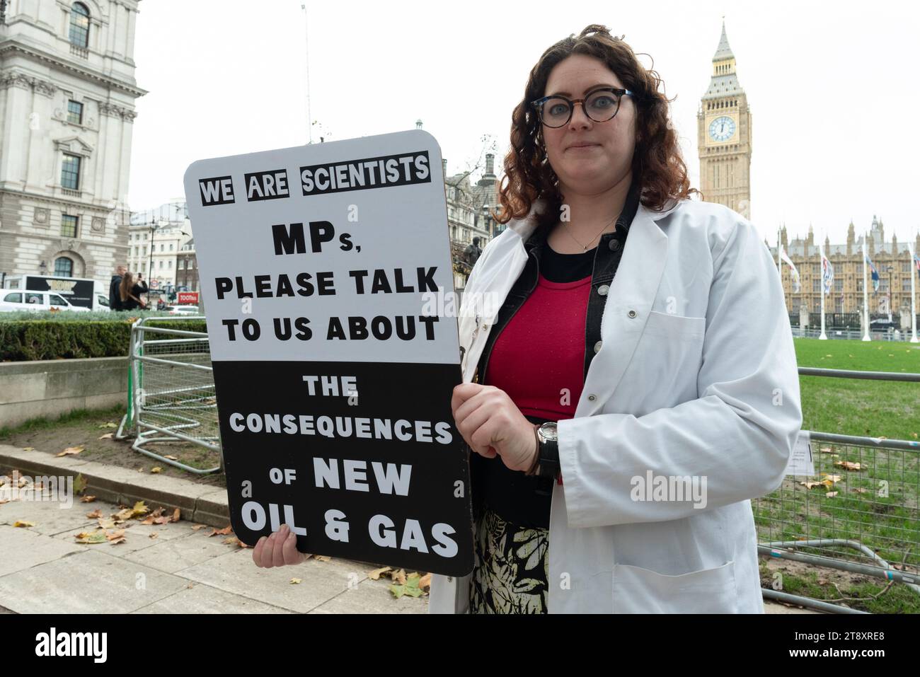 London, Großbritannien. November 2023. Wissenschaftler, Gesundheitsexperten, Erzieher und Kampagnen-Organisationen der No New Oil Coalition treffen sich auf dem Parliament Square, bevor sie ins Unterhaus gehen, um ihre Abgeordneten zu besuchen, um sich für mehr Maßnahmen zur Bekämpfung des Klimawandels einzusetzen. Die Gruppe hofft, Unterstützung bei Parlamentariern zu erhalten, um gegen die Vergabe neuer Lizenzen für die Öl- und Gasförderung zu protestieren, die, so Klimawissenschaftler, mit der Einhaltung der Pariser Vereinbarung zur Senkung der CO2-Emissionen unvereinbar sind. Quelle: Ron Fassbender/Alamy Live News Stockfoto