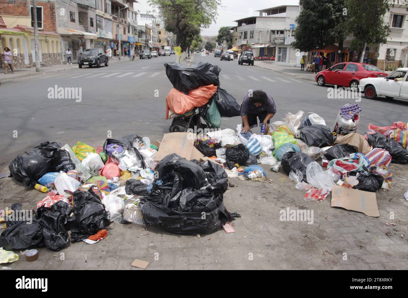 GYE-RECOLECCION BASURA DURAN Duran, martes 21 de noviembre del 2023 Las calles y esquinas del canton Duran amanecieron llenas de basura, esto se debe a la Suspension del servicio de recoleccion de basura por parte del consorcio Duran Limpio, quienes, 3 anos del Gobierno Autonomo Descentralizado de Duran, desde hoy, suspenden el servicio de recoleccion de basura en el canton. ESTA nueva problematica se suma a la falta de Agua y la inseguridad. Fotos:CÃ sar Munoz/API Duran Guayas Ecuador SOI-GYE-RECOLECCIONBASURADURAN-287317c4f16be2c5 Stockfoto