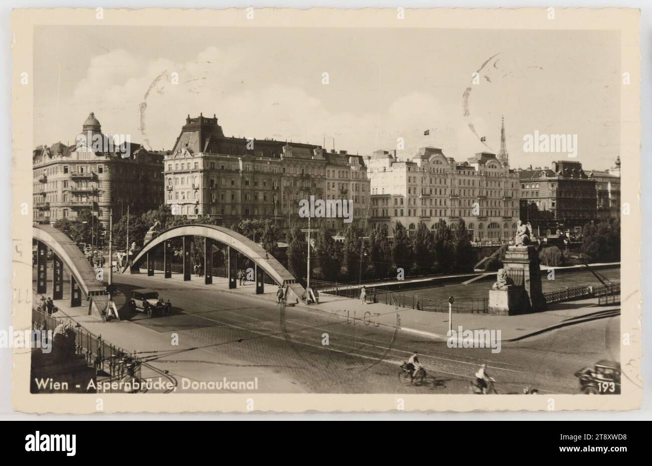 2. Donaukanal - Aspernbrücke, Postkarte, Unknown, 1939, Karton, Gelatine Silberpapier, Inschrift, VON Wien, NACH, Leipzig, ANSCHRIFT, Leipzig Nr.22, Winterstraße Nr.13, NACHRICHT, 20.11.39 sehr geehrte Damen und Herren, die besten Grüße aus der schönen Walzerstadt schicken Sie von meiner Versammlung Ihren Mr. Müller. Hier ist böses Hundewetter, Donau, Medien und Kommunikation, Donaukanal, Postkarten mit Transliteration, Bezirk: Leopoldstadt, Kanäle, Gewässer (in der Stadt), Kai, Brücke, das übliche Haus oder die Reihe von Häusern, das Einfamilienhaus, das Mehrfamilienhaus, mit Menschen, Autos, Fahrrad Stockfoto