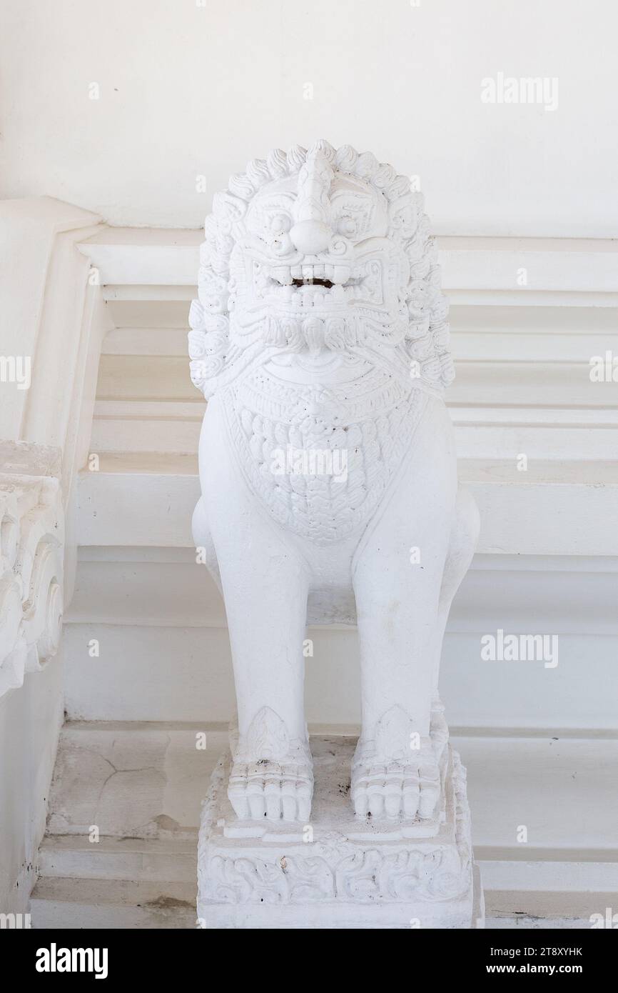 Weißer Löwe im weißen Tempel von Thailand Wat Sawang Arom. Stockfoto