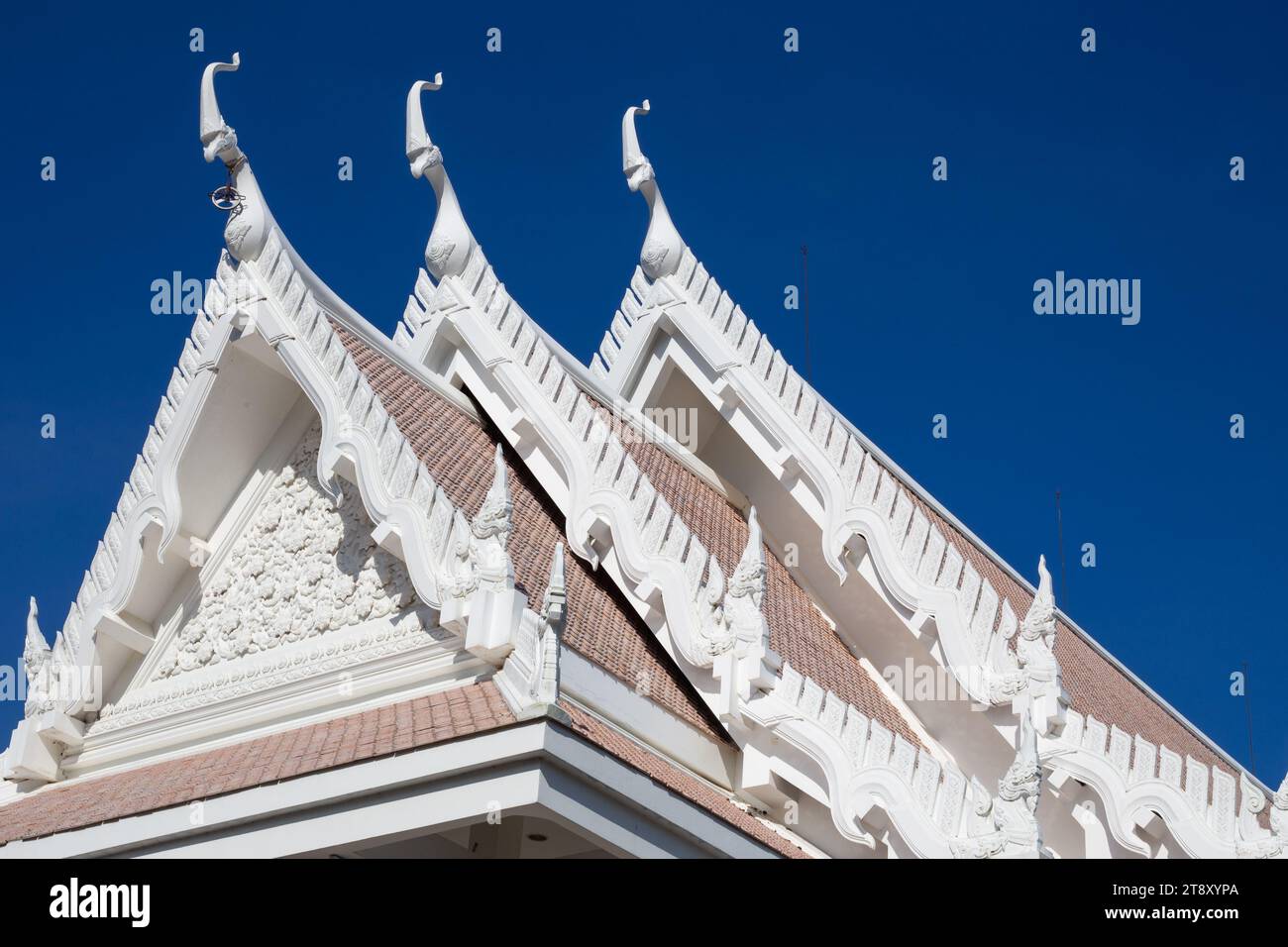 Dach mit Dekoration des buddhistischen weißen Tempels Wat Sawang Arom am Himmel. Stockfoto