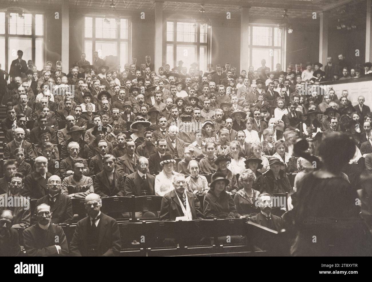 Feierlichkeiten zum zehnten Jahrestag des Volksbildungshauses in der Stöbergasse, Richard Hauffe (1878-1933), Fotograf, 1921, Papier, Fotografie, Höhe x Breite 13 x 17, 9 cm, Beschriftung, Vervielfältigungsgebühr jedes Foto und jedes Journal separat, unerwünscht bitte sofort zurücksenden, Probeexemplar angefordert., 'PRESSEBILDER', Richard Hauffe, Wien, VII Neustiftg. 86, die Feiertagssitzung, im Volkserziehungshaus, des 10-jährigen Bestehens, öffentliche Feste und Feiern, 5. Bezirk: Margareten, öffentliche Feierlichkeiten Stockfoto