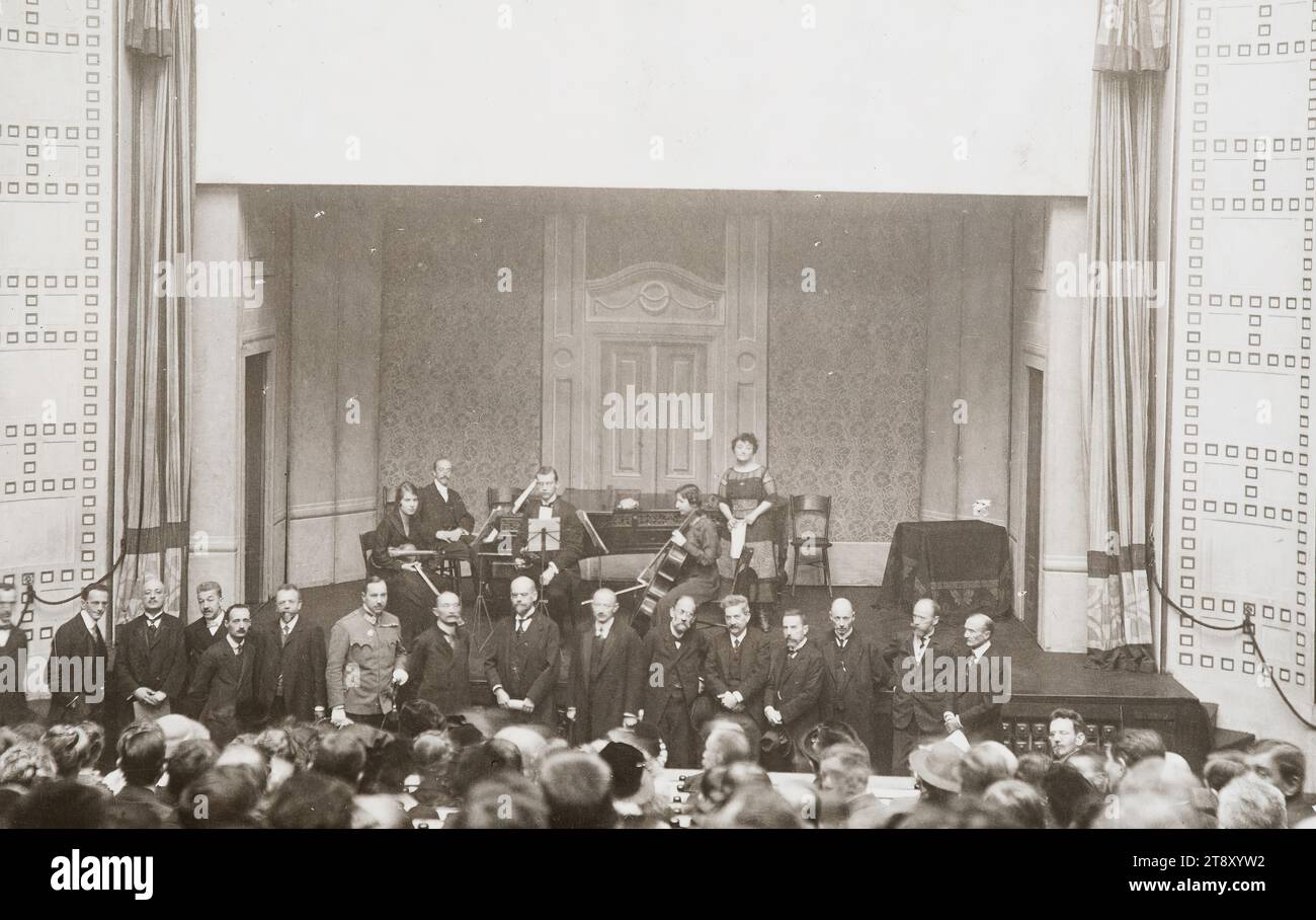 Feierlichkeiten zum zehnten Jahrestag des Volksbildungshauses in der Stöbergasse, Richard Hauffe (1878-1933), Fotograf, 1921, Papier, Fotografie, Höhe x Breite 12,1 x 17,9 cm, Aufschrift, 'PRESSEBILDER', Richard Hauffe, Wien, VII Neustiftg. 86, von Tranparentpaier überkleben, Vervielfältigungsgebühr für, jedes Foto & Journal separat, unerwünscht bitte sofort zurücksenden, Voucher angefordert, teilweise von Tranparentpaier überkleben, 10 Jahre Volksbildungsheim, festliche Präsentation, in Anwesenheit der, öffentlichen Feste und Feiern Stockfoto